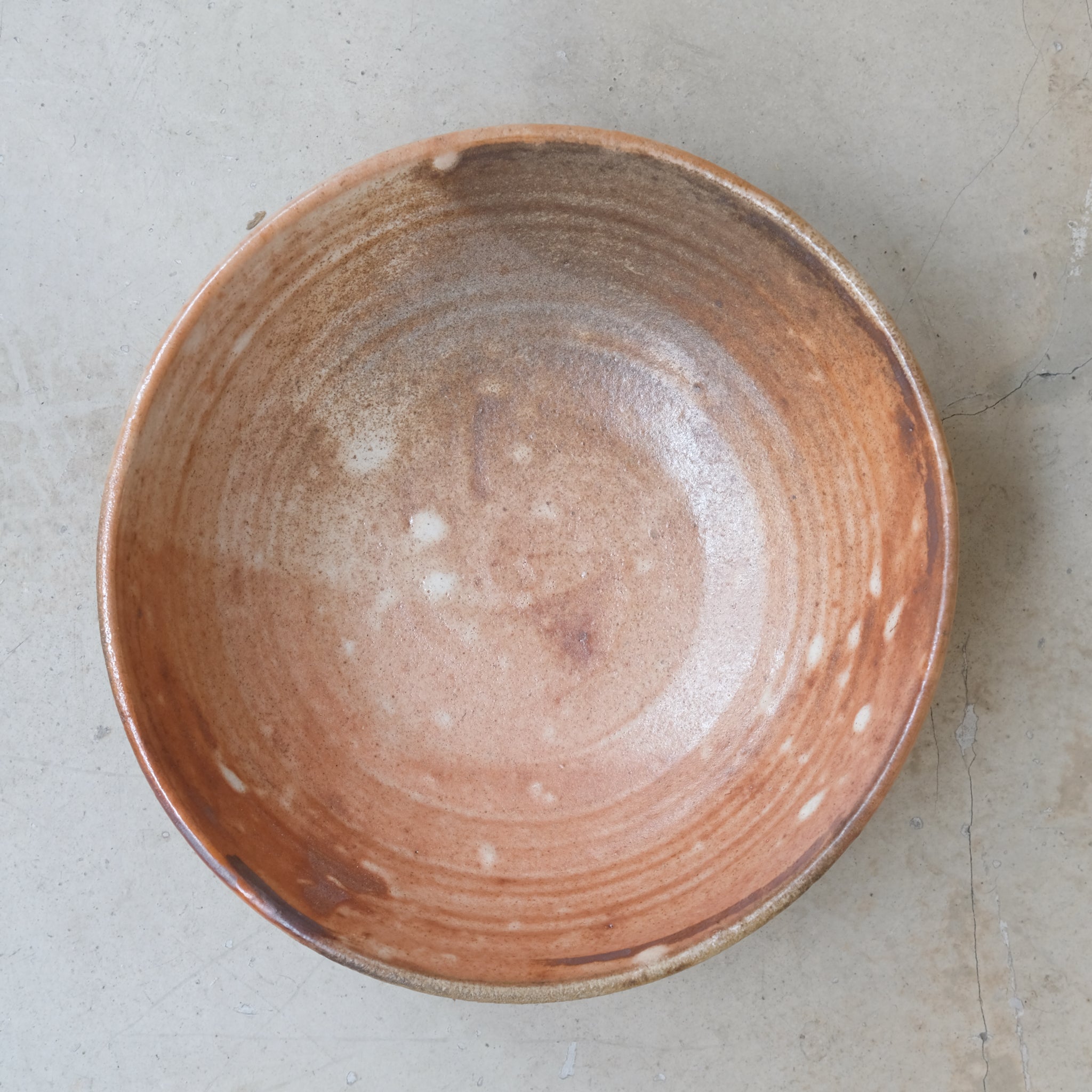 Saladier en grès cuisson bois D 27cm - orangé de Maud Thiefaine chez Brutal Ceramics