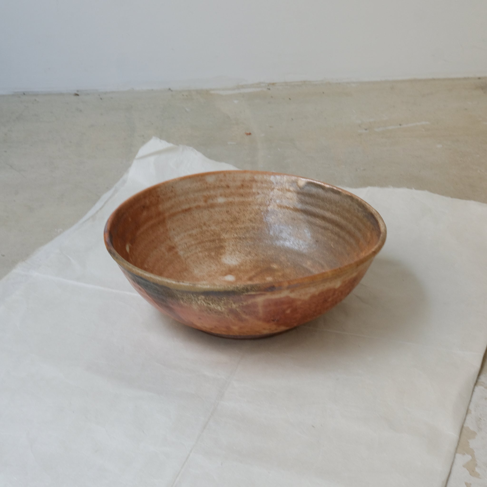 Saladier en grès cuisson bois D 27cm - orangé de Maud Thiefaine chez Brutal Ceramics