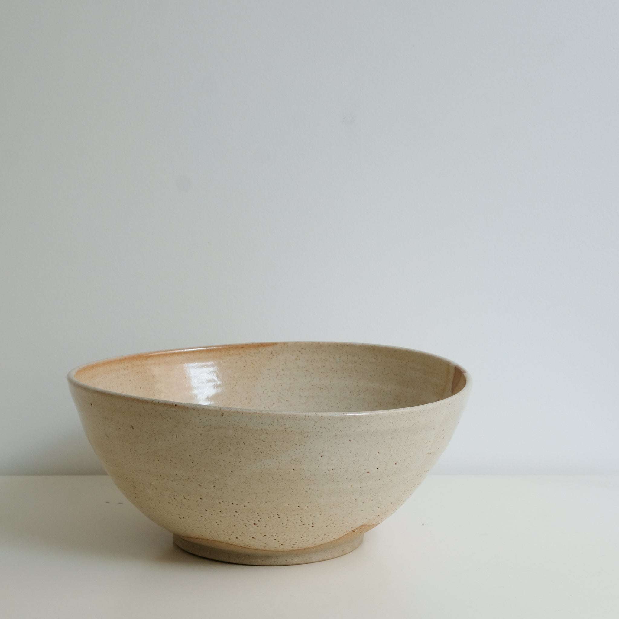 Saladier en grès cuisson bois D 29cm - Blanc Orangé de Maud Thiefaine chez Brutal Ceramics