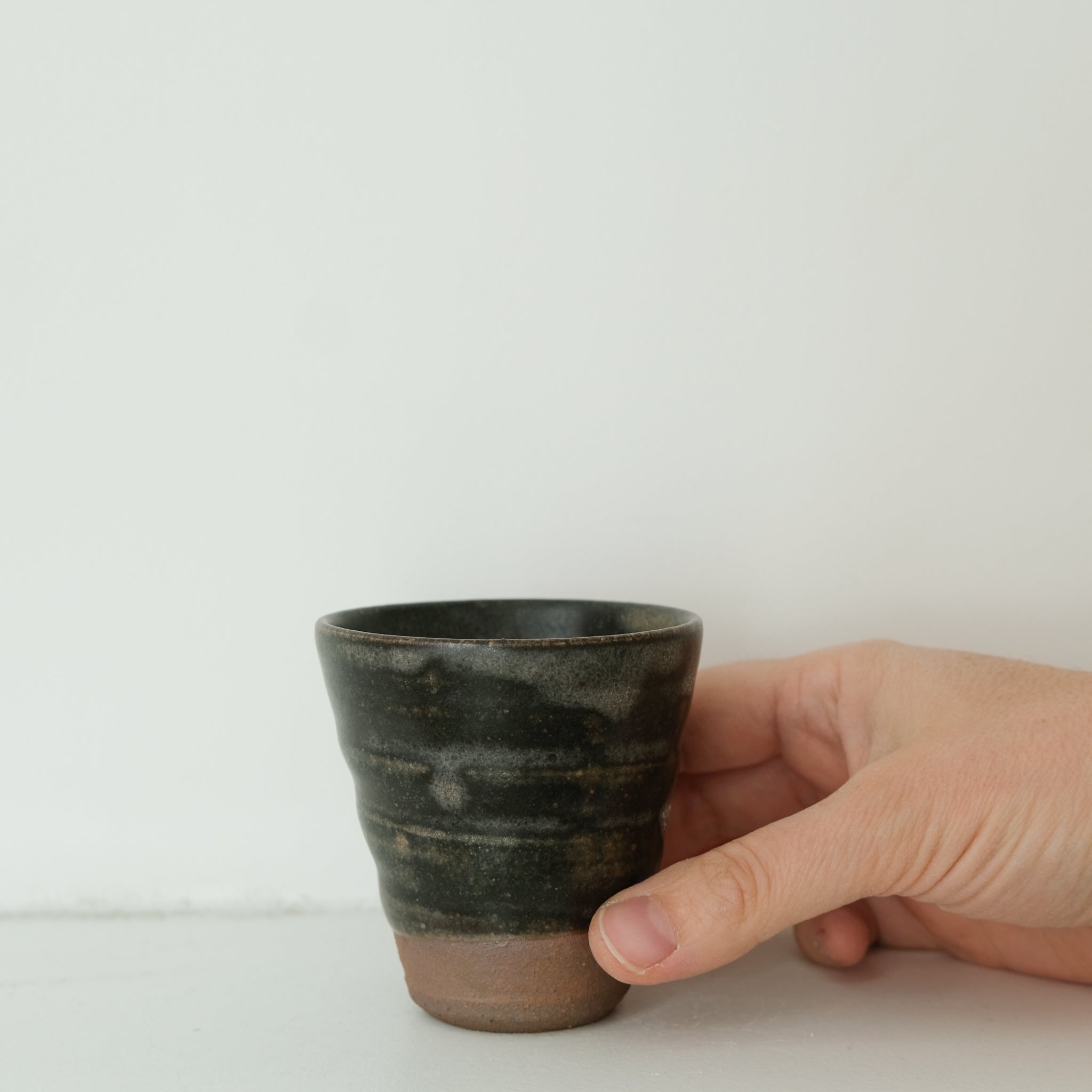Tasse en grès cuisson bois 110ml (5) - gris foncé chaud de Maud Thiefaine chez Brutal Ceramics