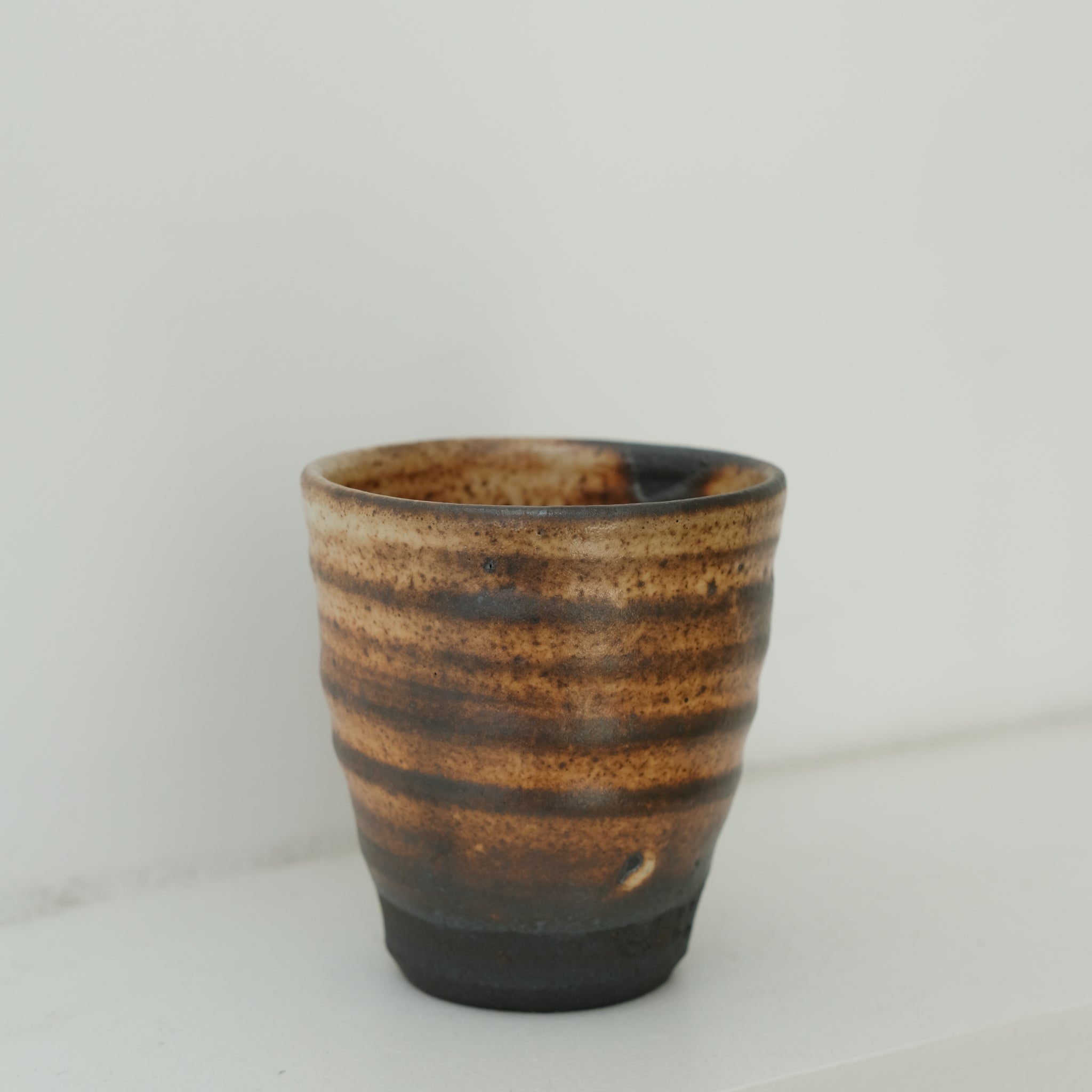 Tasse en grès cuisson bois 110ml (7) - noir et blanc orangé de Maud Thiefaine chez Brutal Ceramics