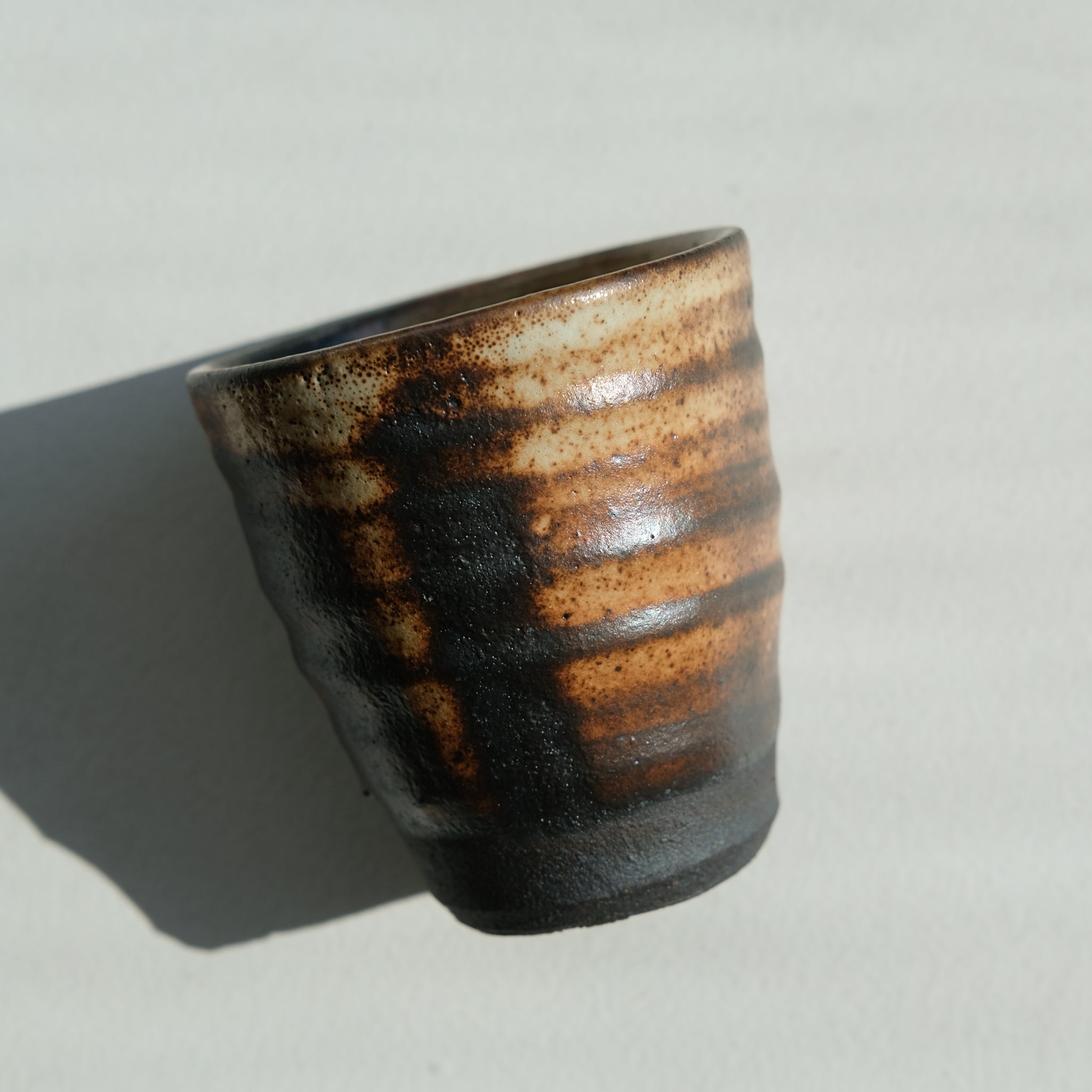 Tasse en grès cuisson bois 110ml (7) - noir et blanc orangé de Maud Thiefaine chez Brutal Ceramics
