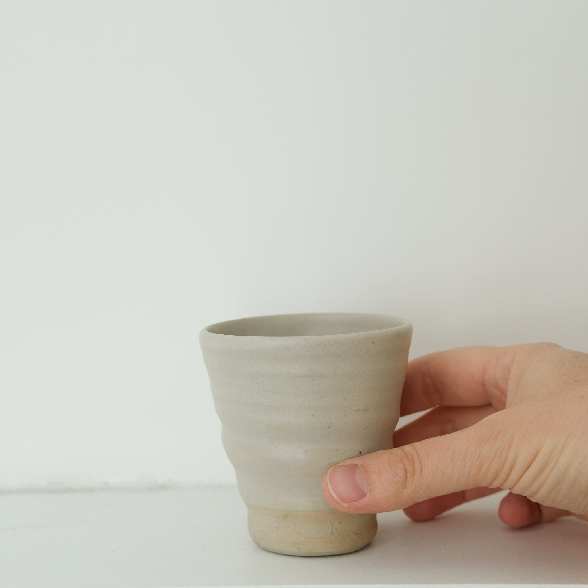Tasse en grès cuisson bois 110ml (8) - blanc satiné de Maud Thiefaine chez Brutal Ceramics
