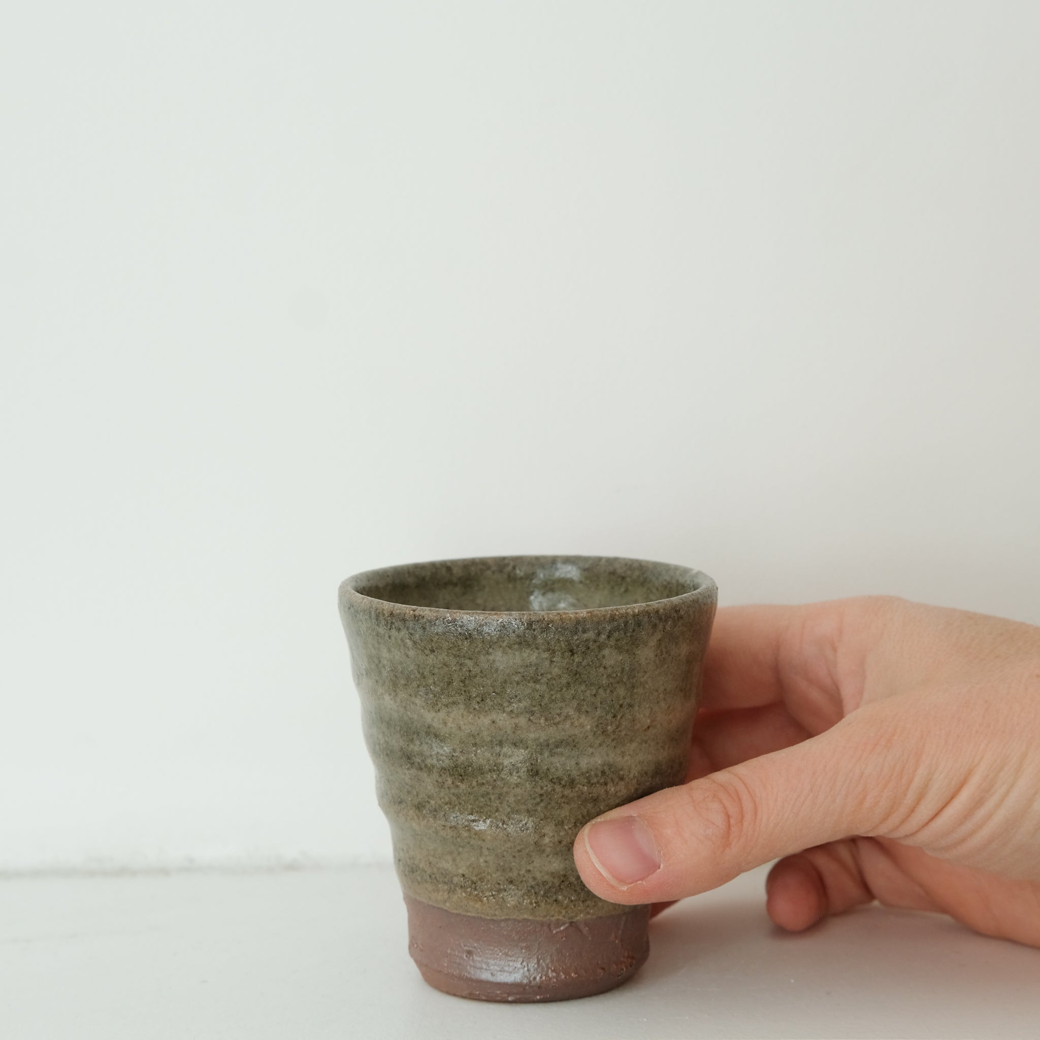 Tasse en grès cuisson bois 110ml (9) - blanc gris de Maud Thiefaine chez Brutal Ceramics