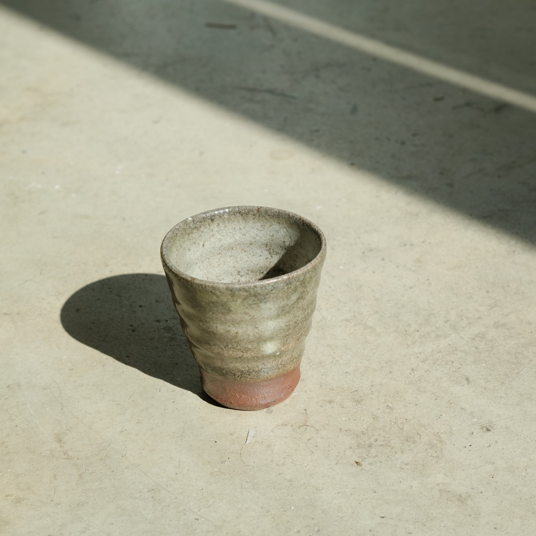 Tasse en grès cuisson bois 110ml (9) - blanc gris de Maud Thiefaine chez Brutal Ceramics