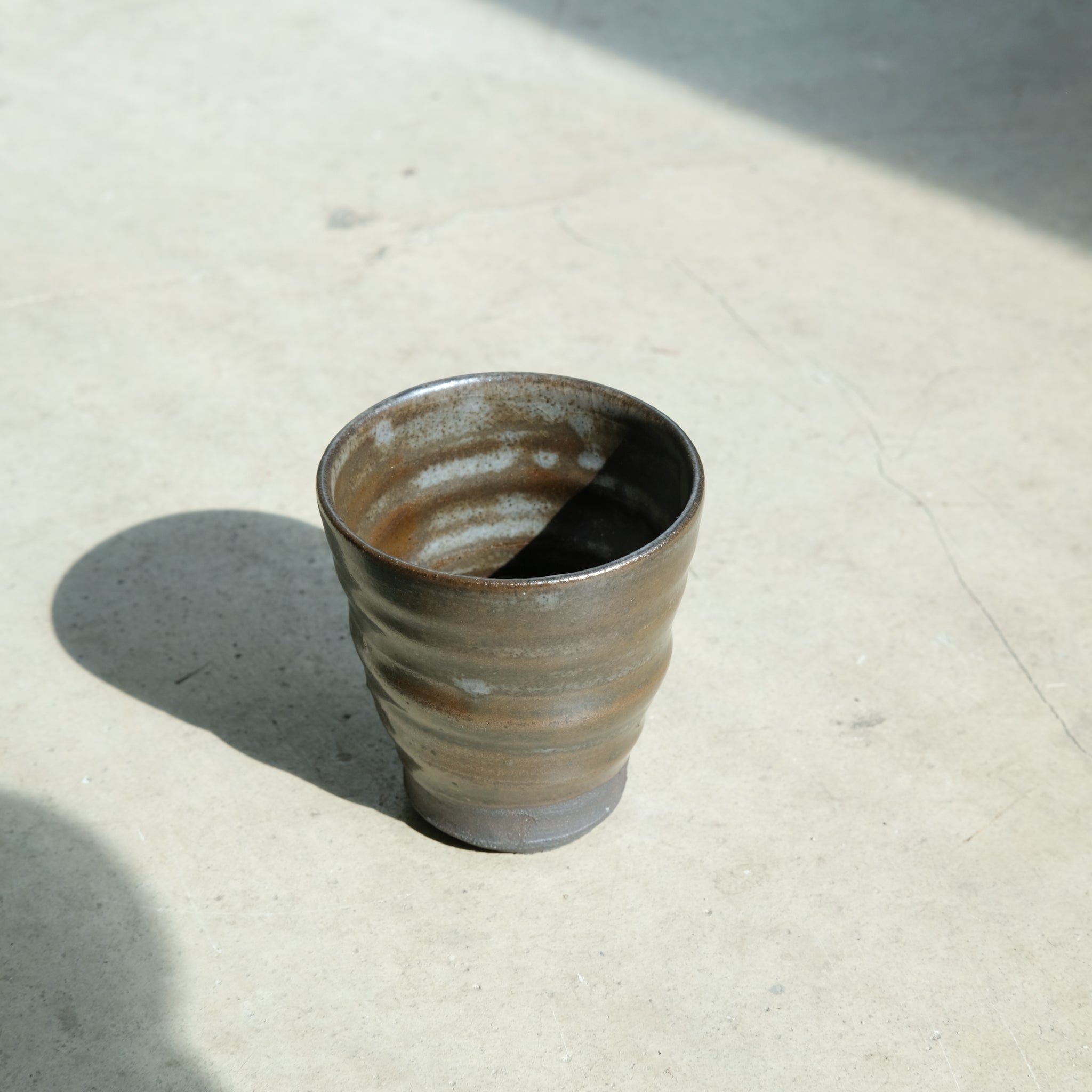 Tasse en grès cuisson bois 110ml (11) - gris foncé chaud de Maud Thiefaine chez Brutal Ceramics