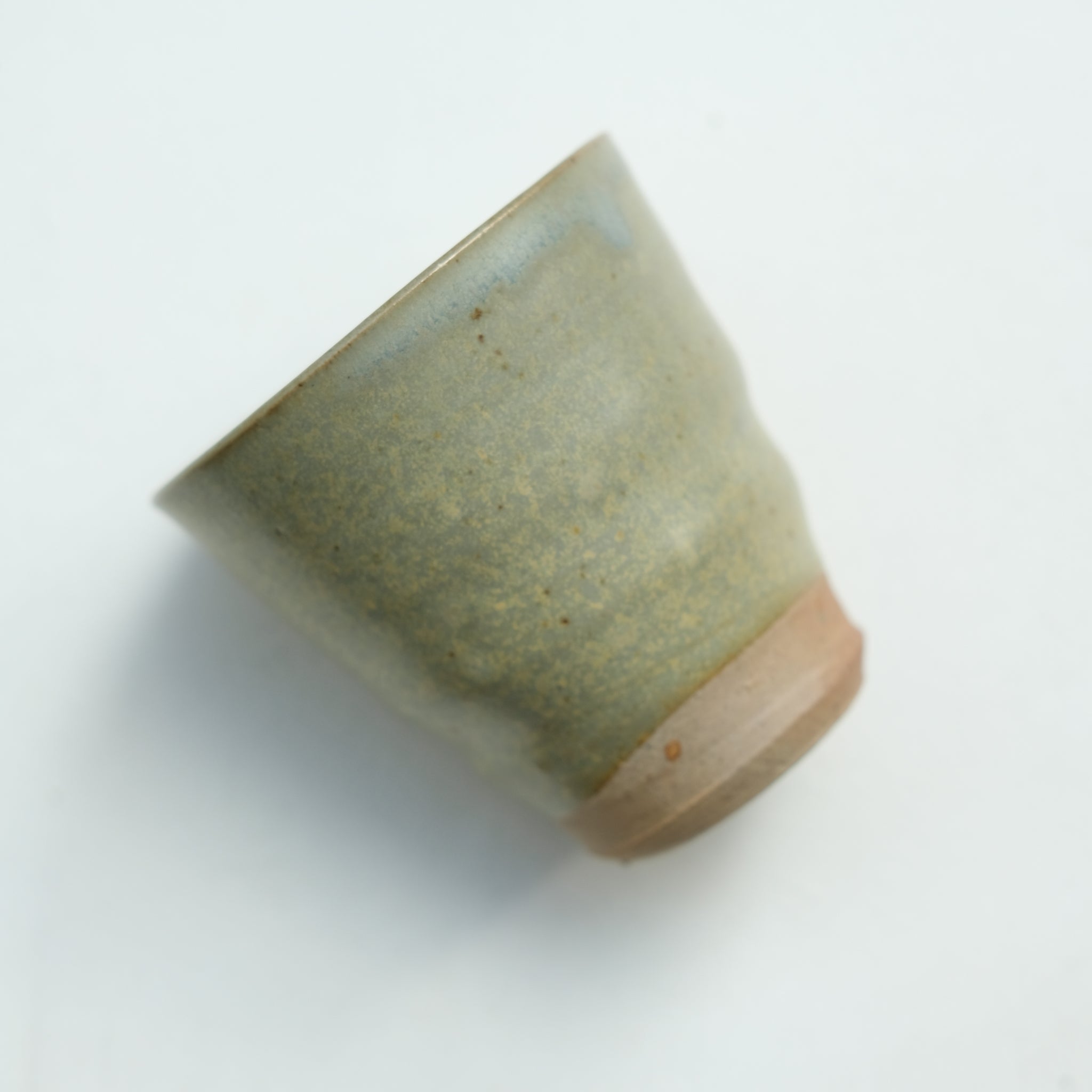 Tasse en grès cuisson bois 110ml - Vert clair de Maud Thiefaine chez Brutal Ceramics