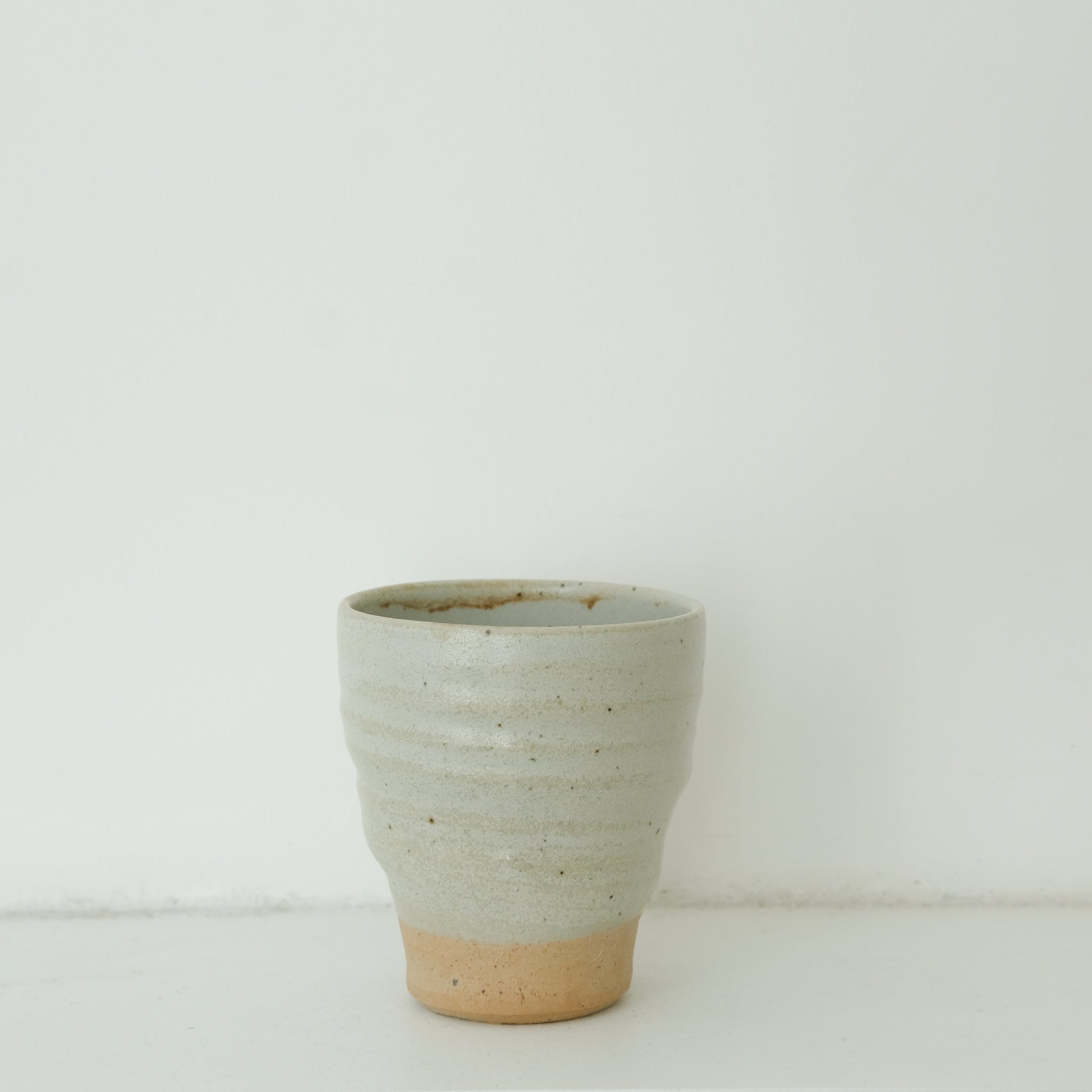 Tasse en grès cuisson bois 110ml (11) - blanc satiné de Maud Thiefaine chez Brutal Ceramics