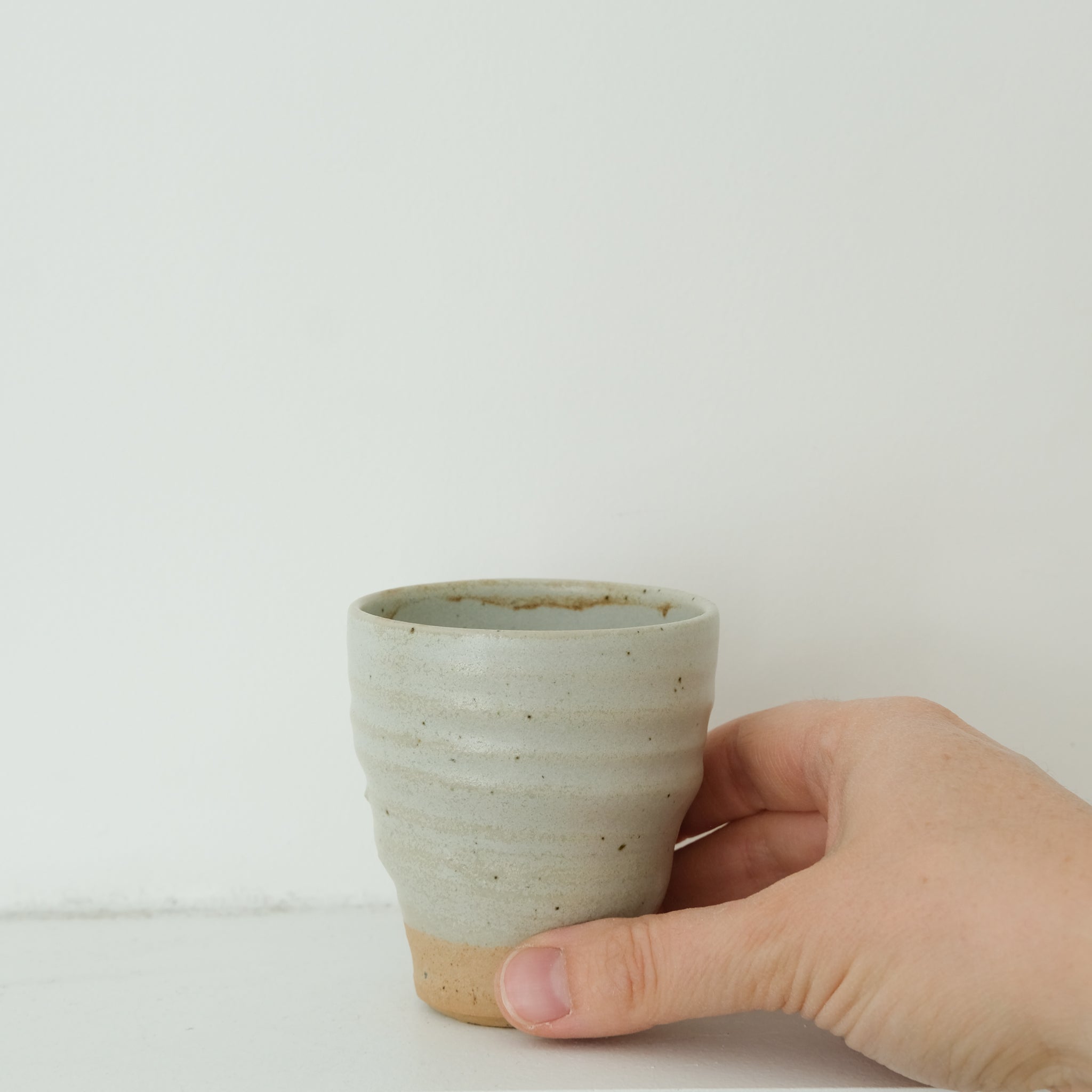 Tasse en grès cuisson bois 110ml (11) - blanc satiné de Maud Thiefaine chez Brutal Ceramics