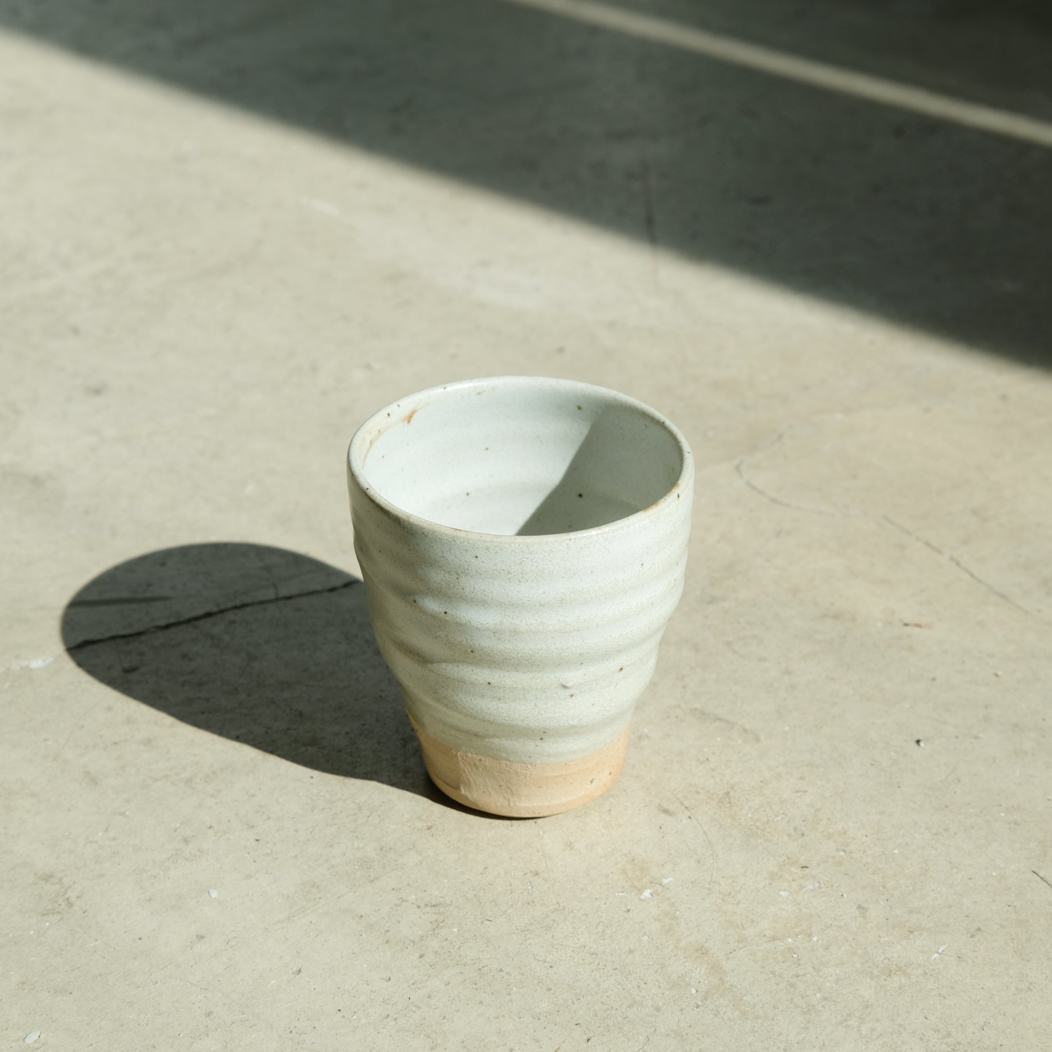 Tasse en grès cuisson bois 110ml (11) - blanc satiné de Maud Thiefaine chez Brutal Ceramics