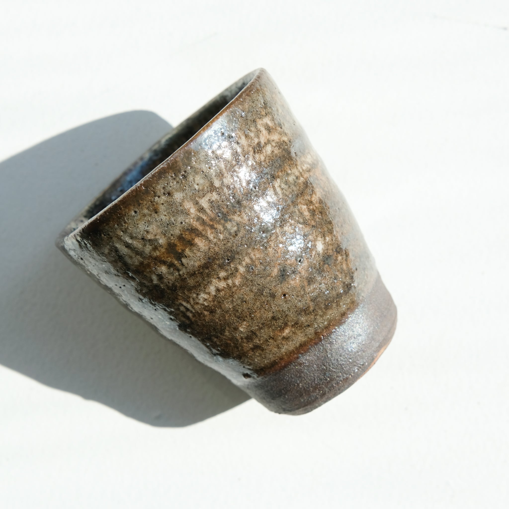 Tasse en grès cuisson bois 110ml (11) - blanc brun craquelé de Maud Thiefaine chez Brutal Ceramics