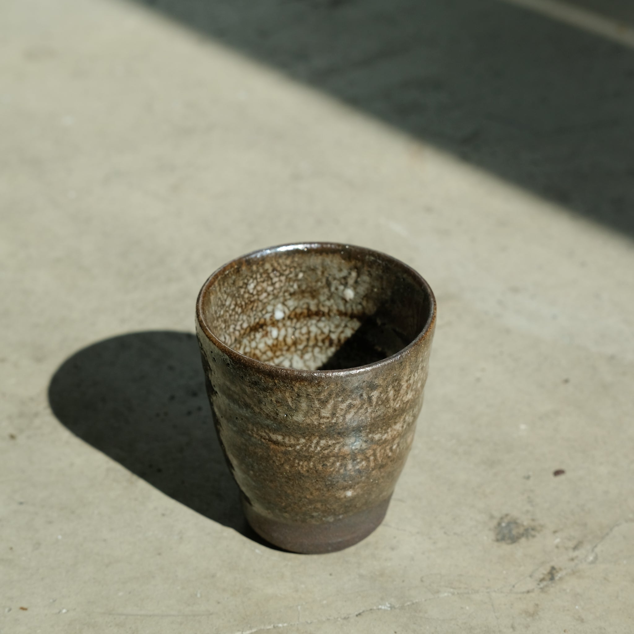 Tasse en grès cuisson bois 110ml (11) - blanc brun craquelé de Maud Thiefaine chez Brutal Ceramics