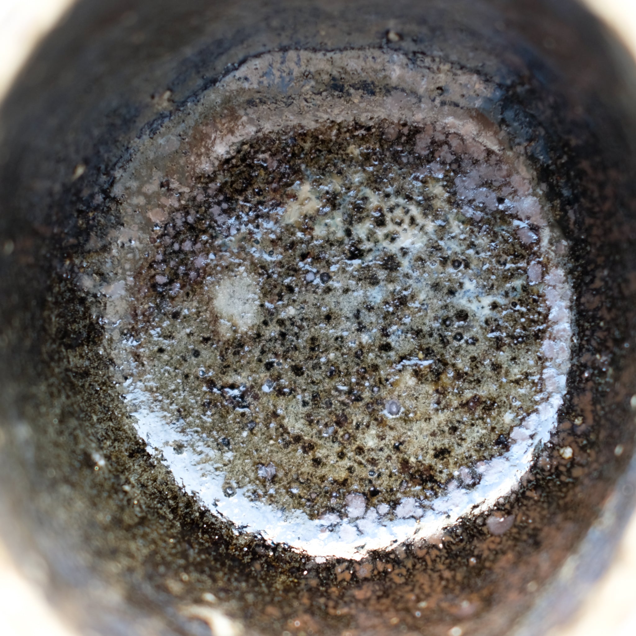 Bol à thé (Chawan) en argile sauvage 500ml - noir et blanc de Simon Manoha chez Brutal Ceramics