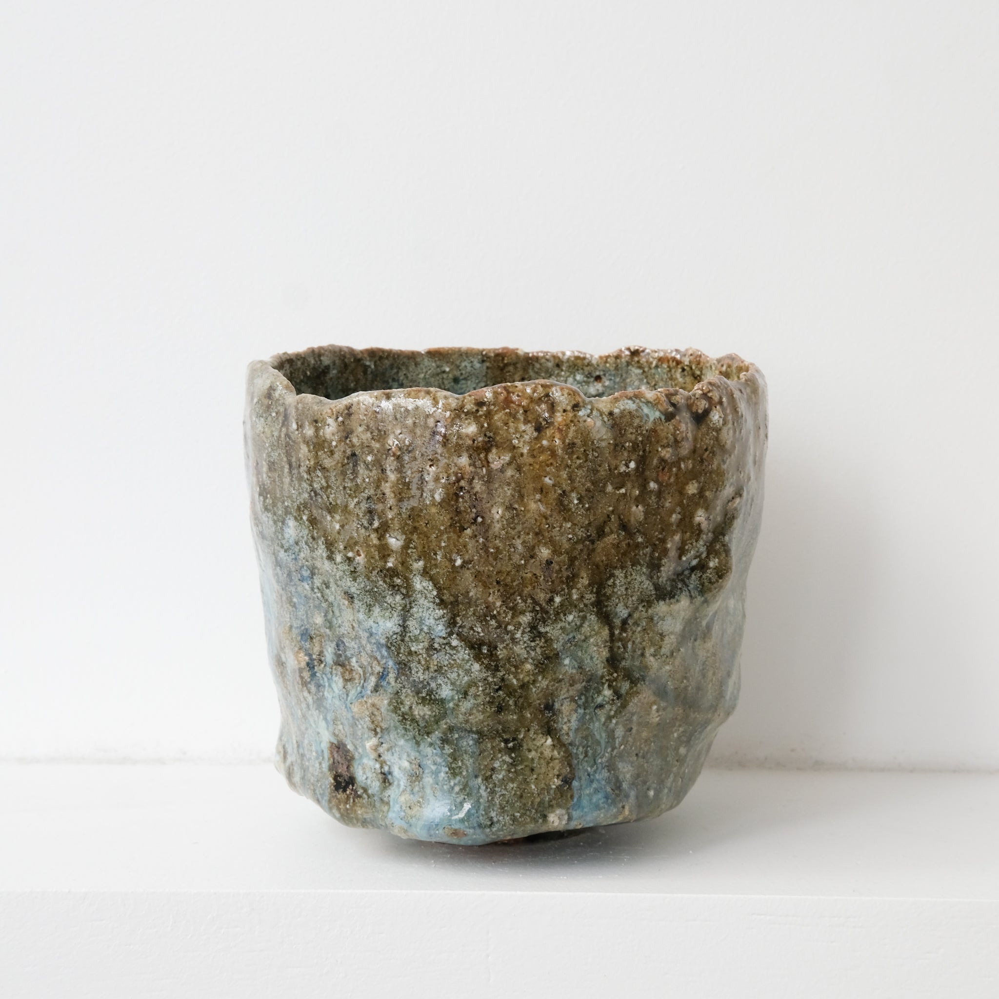 Bol à thé (Chawan) en argile sauvage 515ml - bleu et vert brillant de Simon Manoha chez Brutal Ceramics
