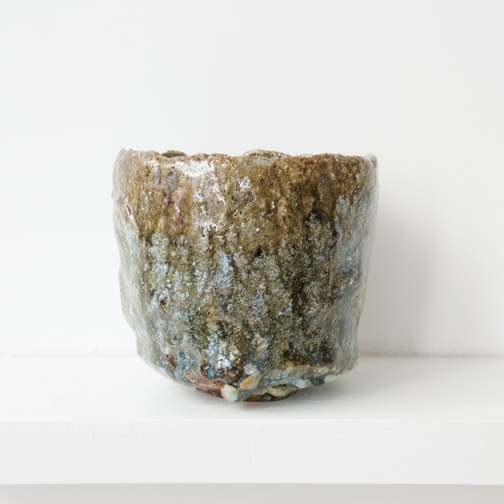 Bol à thé (Chawan) en argile sauvage 515ml - bleu et vert brillant de Simon Manoha chez Brutal Ceramics
