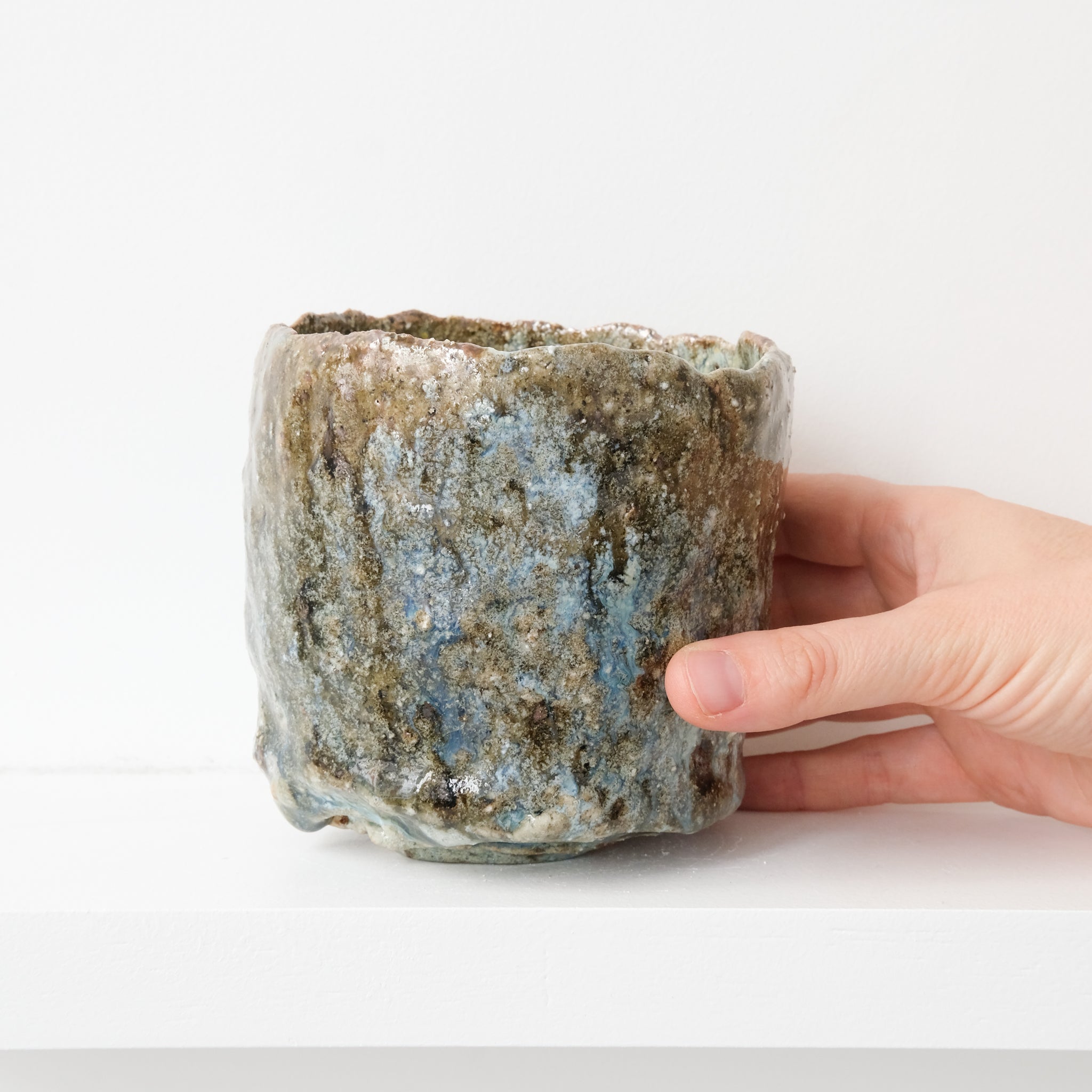 Bol à thé (Chawan) en argile sauvage 515ml - bleu et vert brillant de Simon Manoha chez Brutal Ceramics