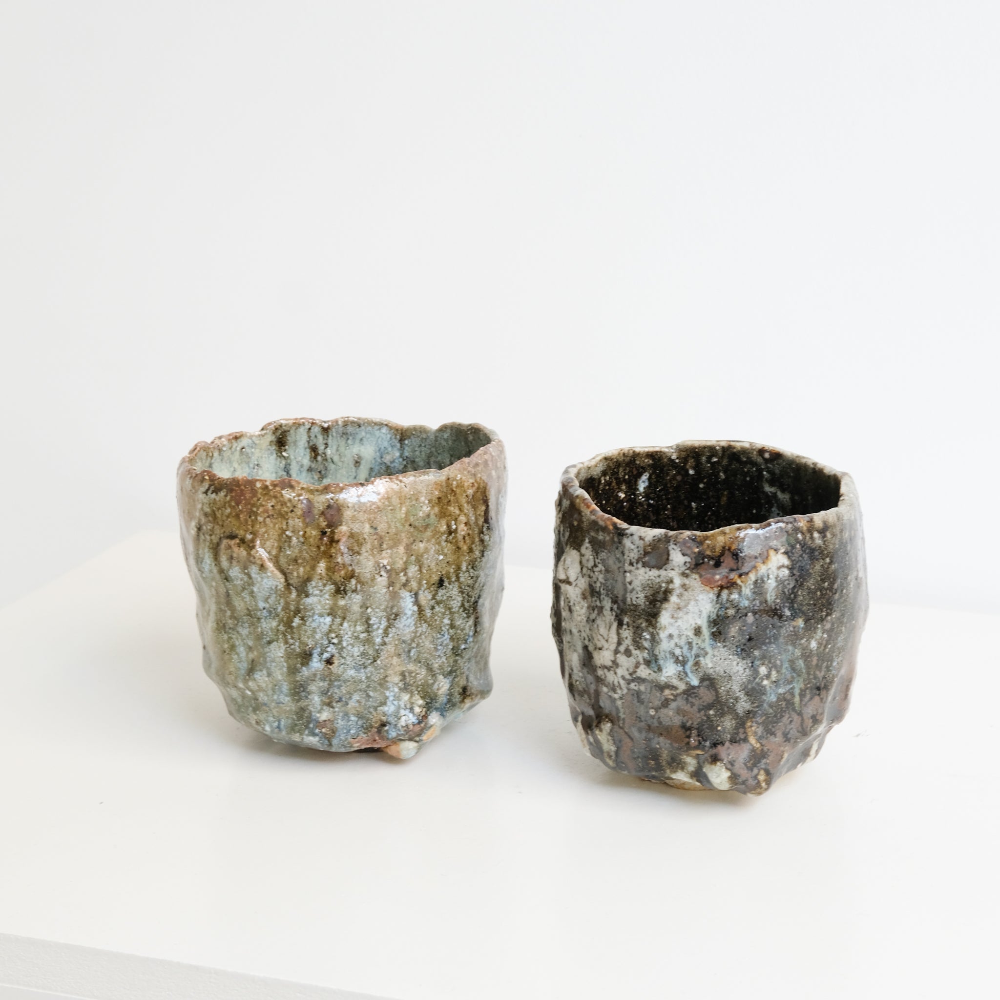 Bol à thé (Chawan) en argile sauvage 515ml - bleu et vert brillant de Simon Manoha chez Brutal Ceramics