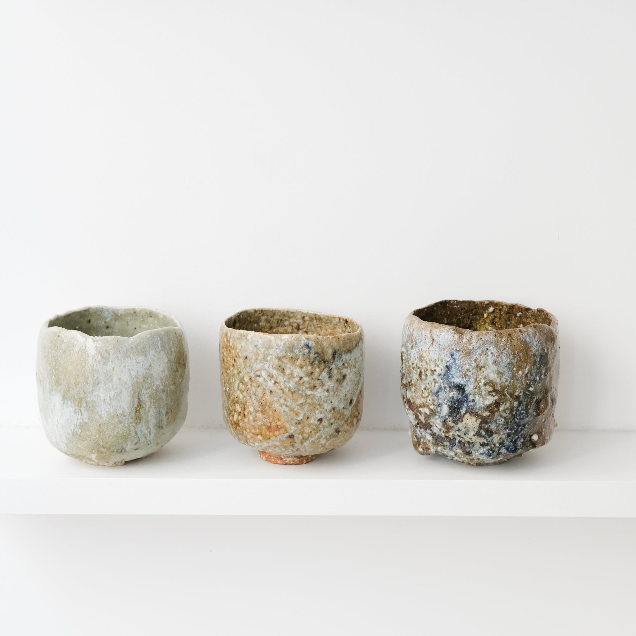 Chawan en terre sauvage 440ml - vert clair satiné de Simon Manoha chez Brutal Ceramics