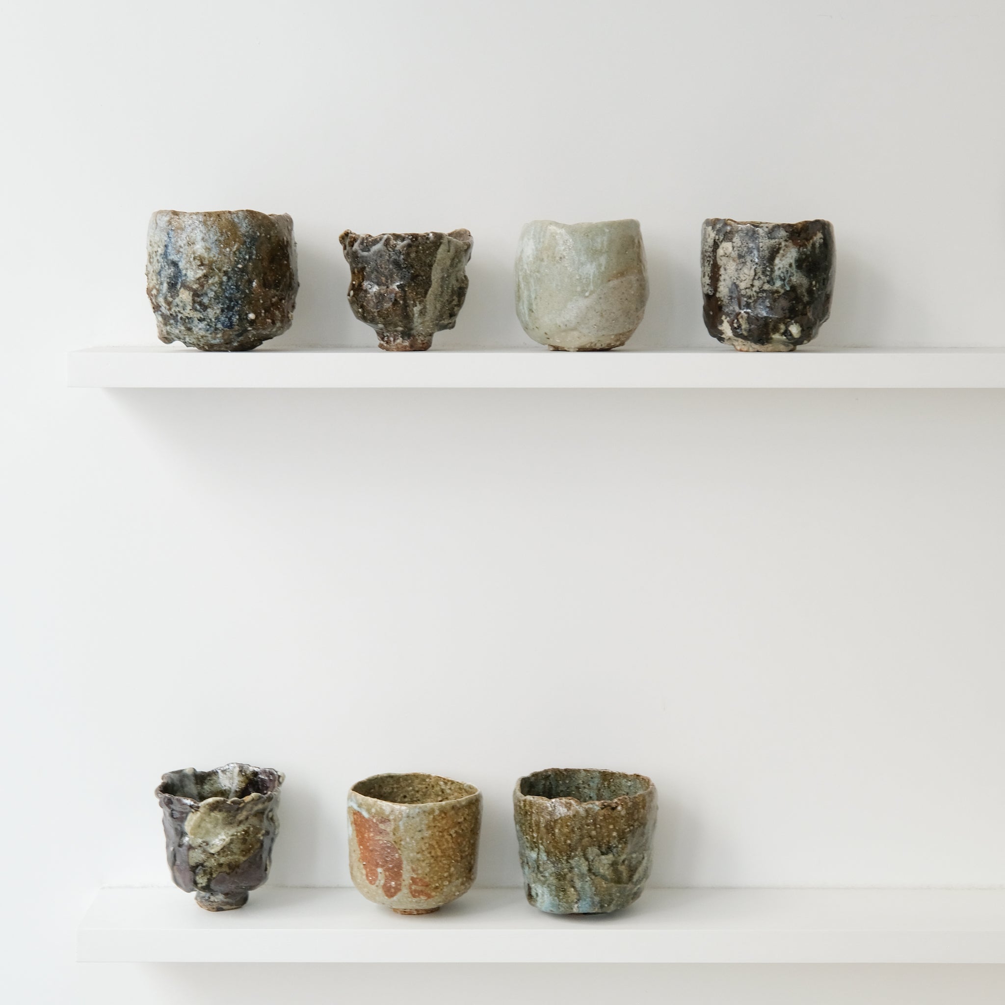 Bol à thé (Chawan) en argile sauvage 650ml - bleu et vert mat de Simon Manoha chez Brutal Ceramics