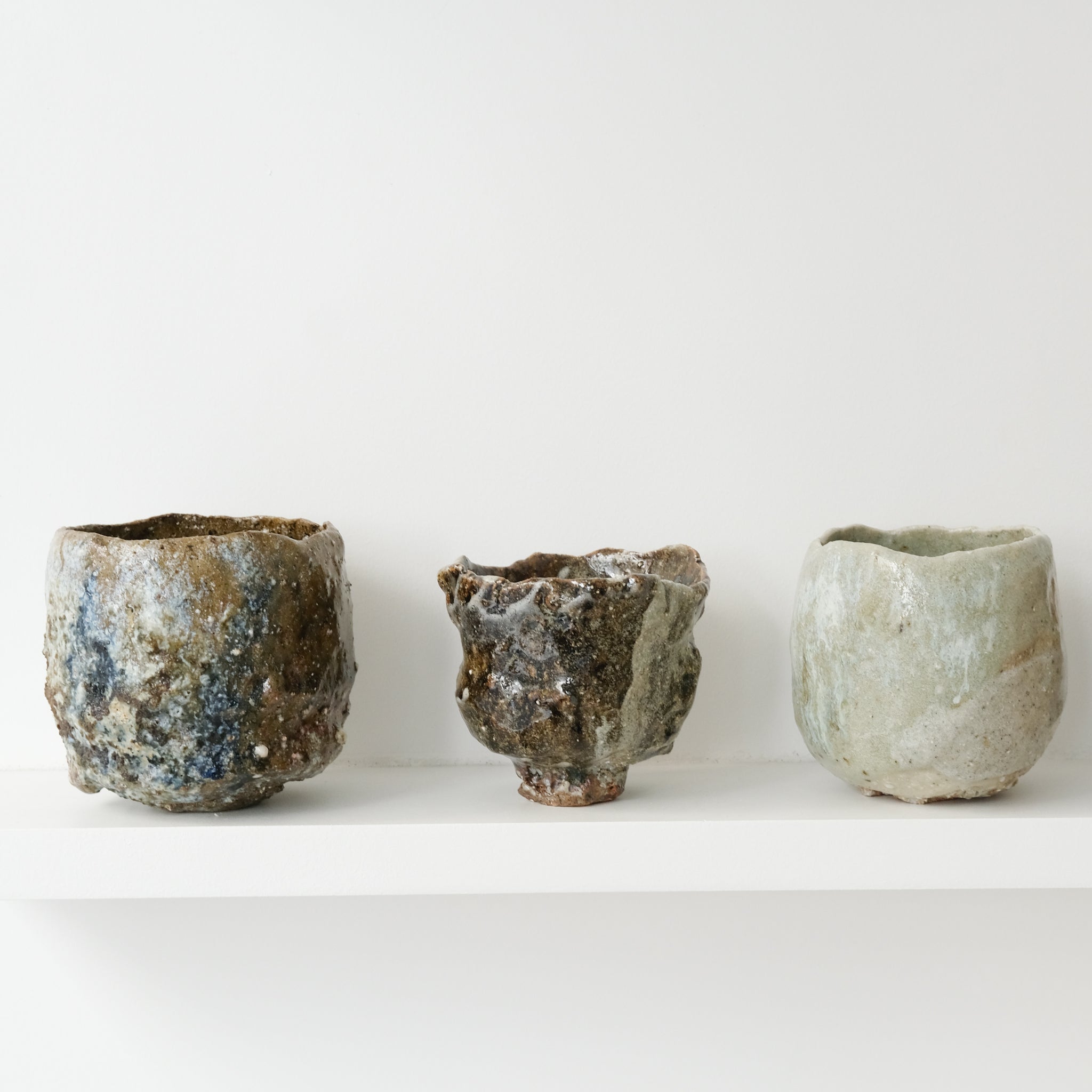 Chawan en terre sauvage 440ml - vert clair satiné de Simon Manoha chez Brutal Ceramics
