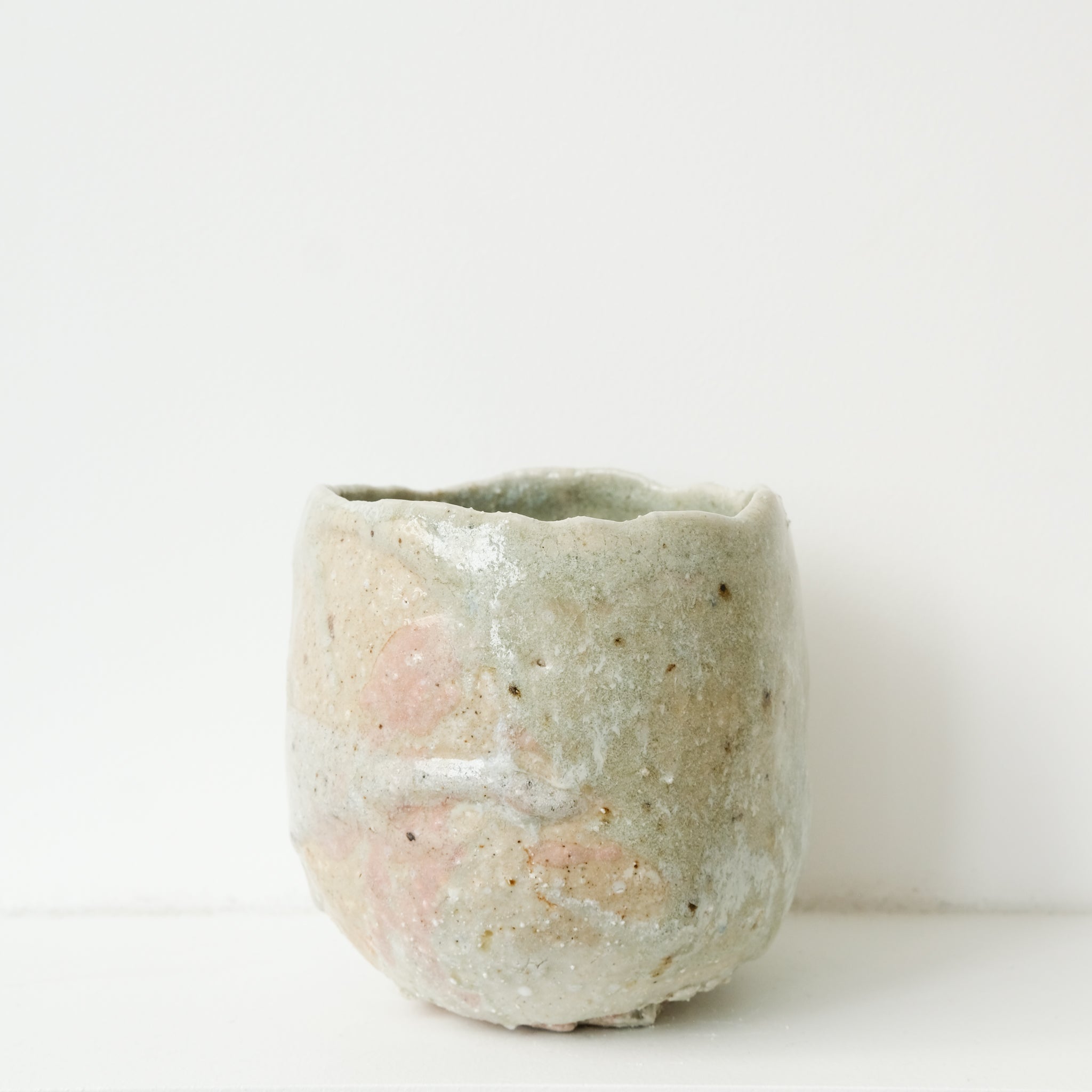 Chawan en terre sauvage 440ml - vert clair satiné de Simon Manoha chez Brutal Ceramics
