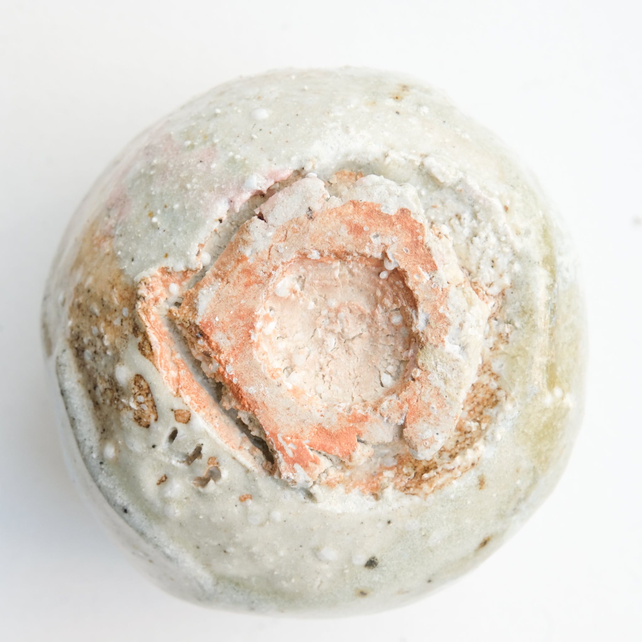 Chawan en terre sauvage 440ml - vert clair satiné de Simon Manoha chez Brutal Ceramics
