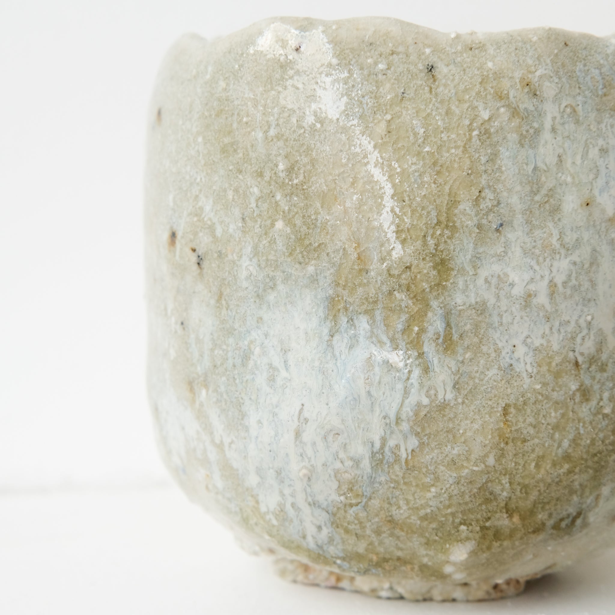 Chawan en terre sauvage 440ml - vert clair satiné de Simon Manoha chez Brutal Ceramics