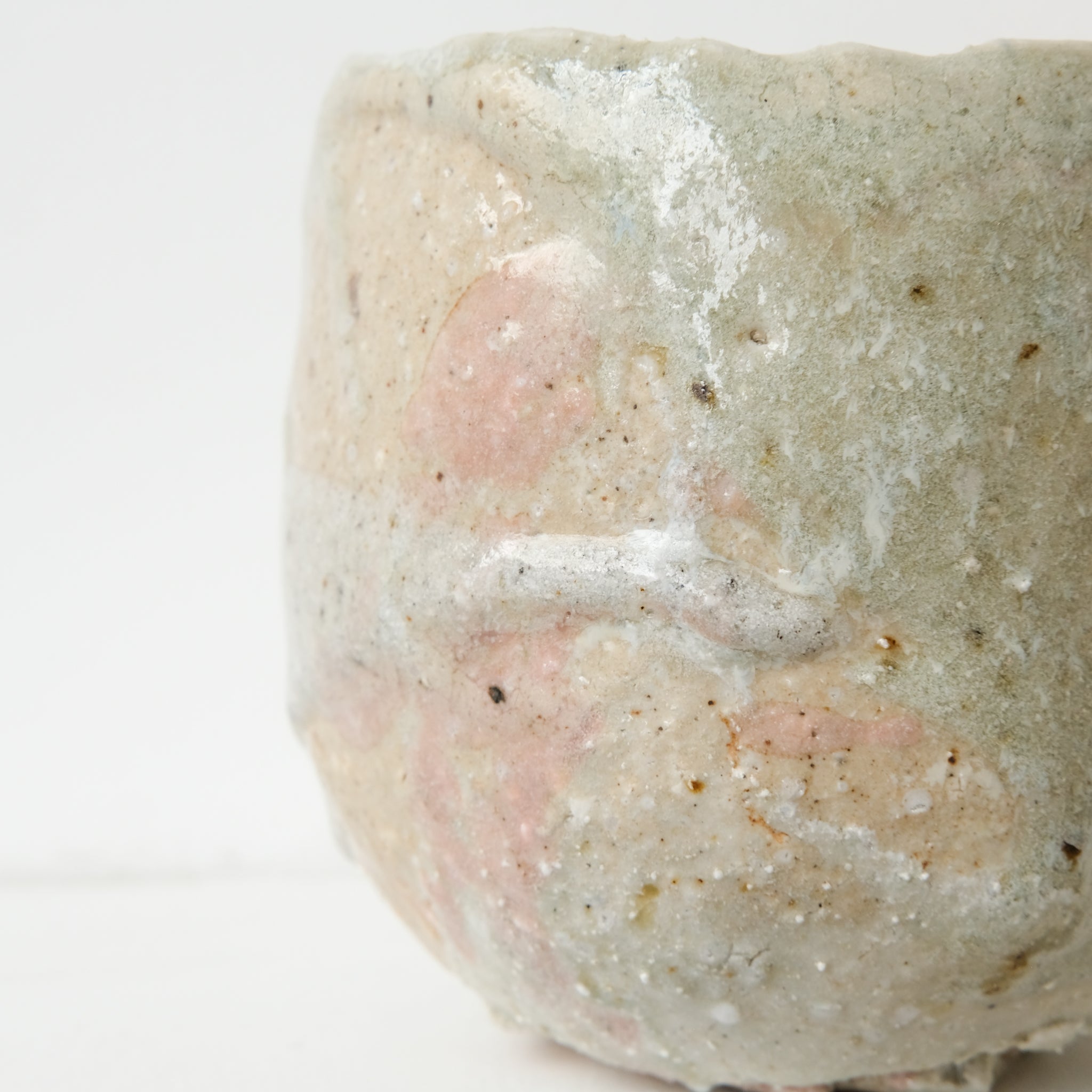 Chawan en terre sauvage 440ml - vert clair satiné de Simon Manoha chez Brutal Ceramics