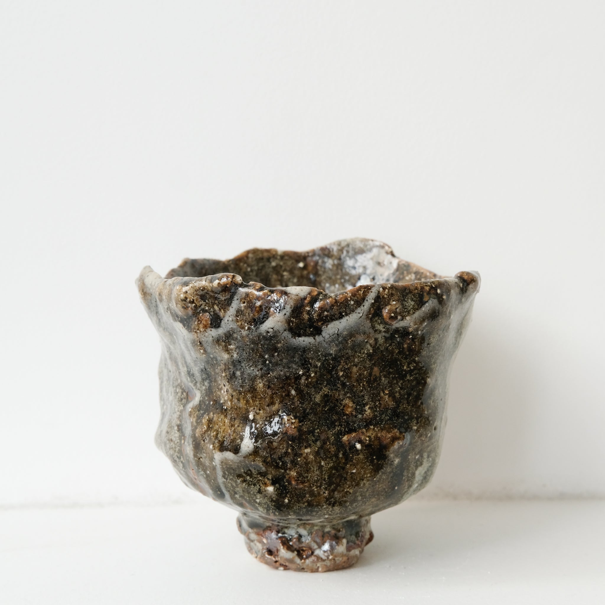 Bol à thé (Chawan) en argile sauvage 330ml - marron gris brillant de Simon Manoha chez Brutal Ceramics