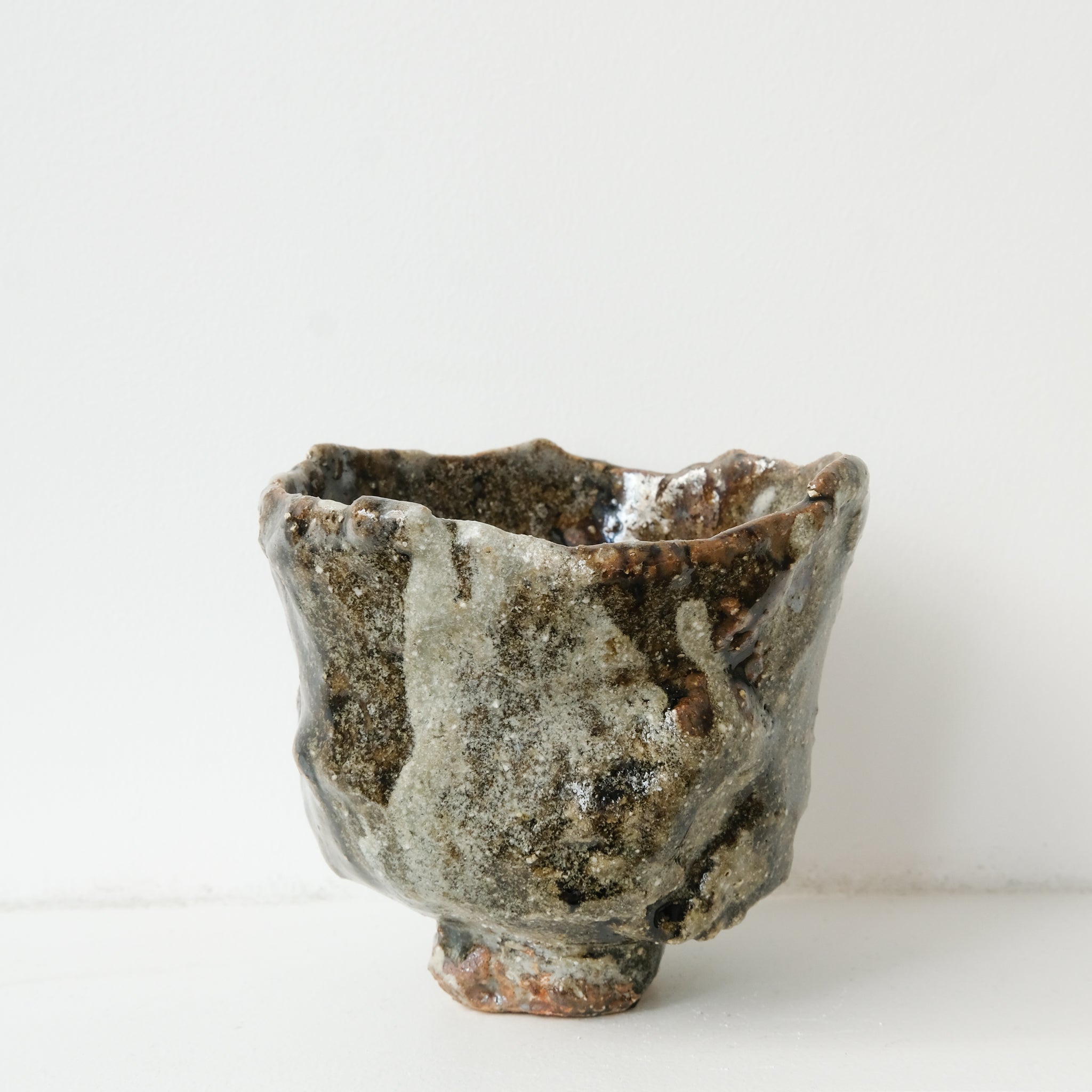Bol à thé (Chawan) en argile sauvage 330ml - marron gris brillant de Simon Manoha chez Brutal Ceramics