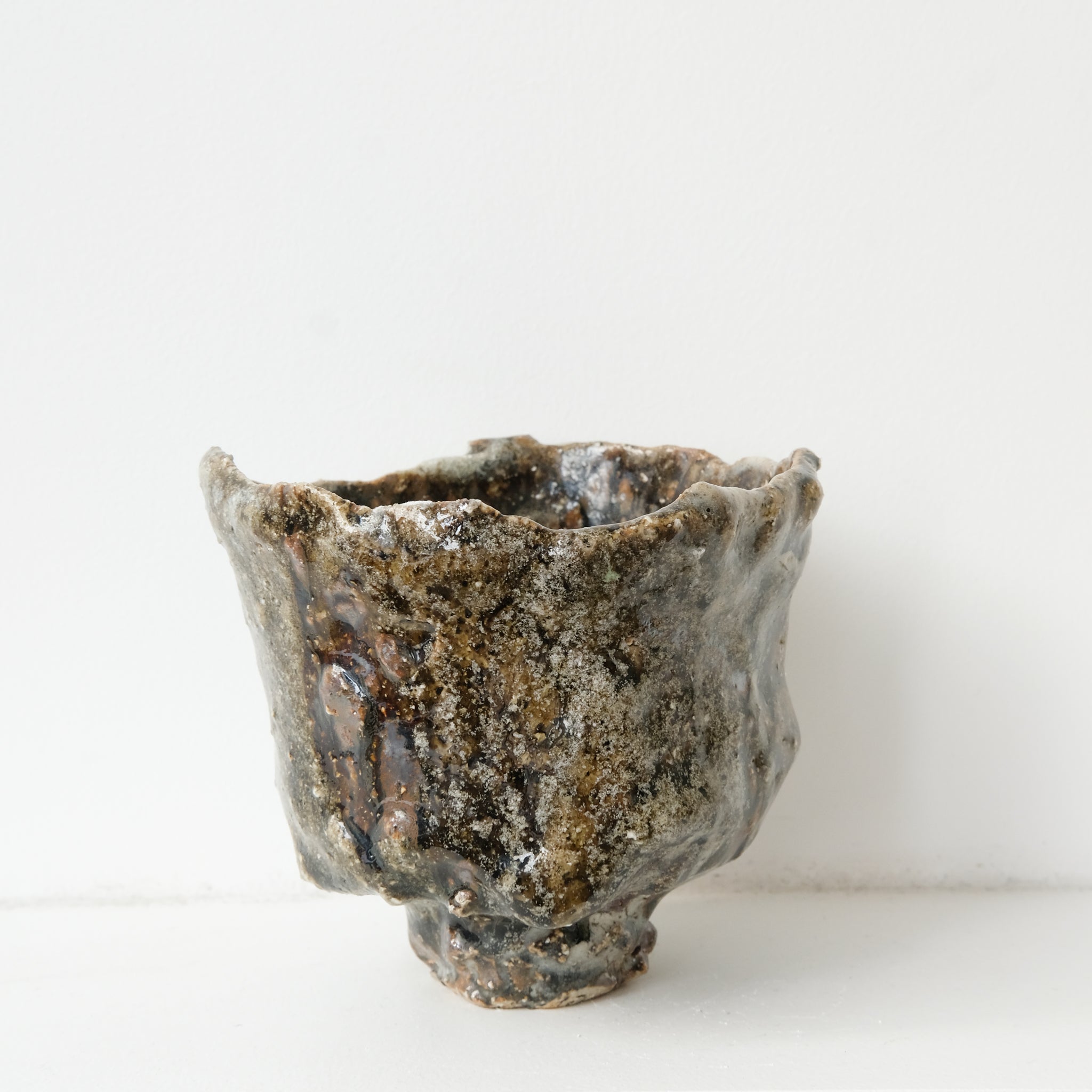 Bol à thé (Chawan) en argile sauvage 330ml - marron gris brillant de Simon Manoha chez Brutal Ceramics