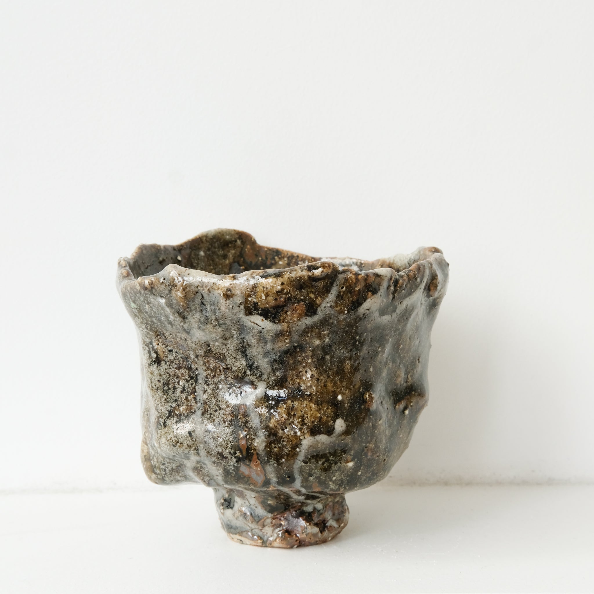 Bol à thé (Chawan) en argile sauvage 330ml - marron gris brillant de Simon Manoha chez Brutal Ceramics