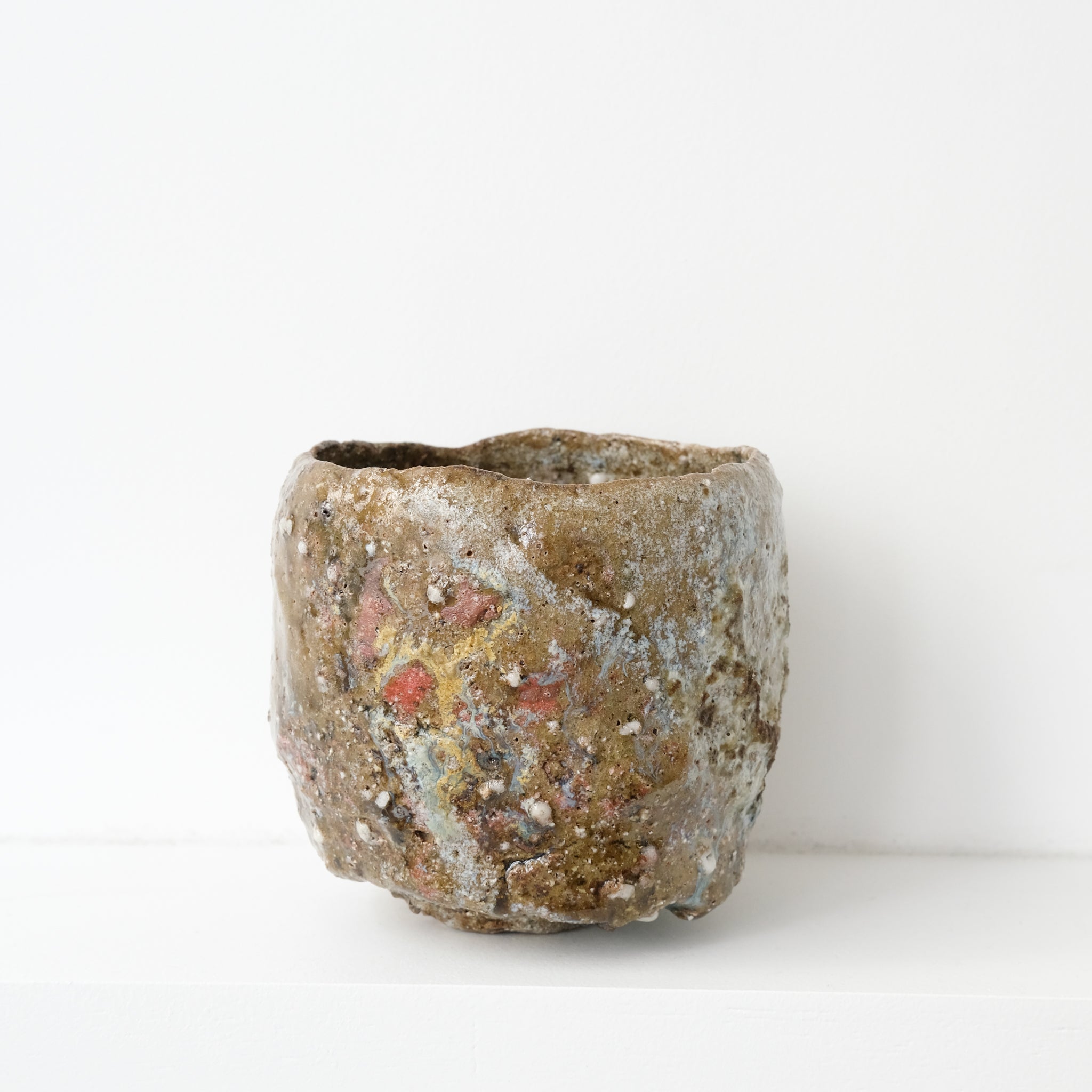 Bol à thé (Chawan) en argile sauvage 650ml - bleu et vert mat de Simon Manoha chez Brutal Ceramics