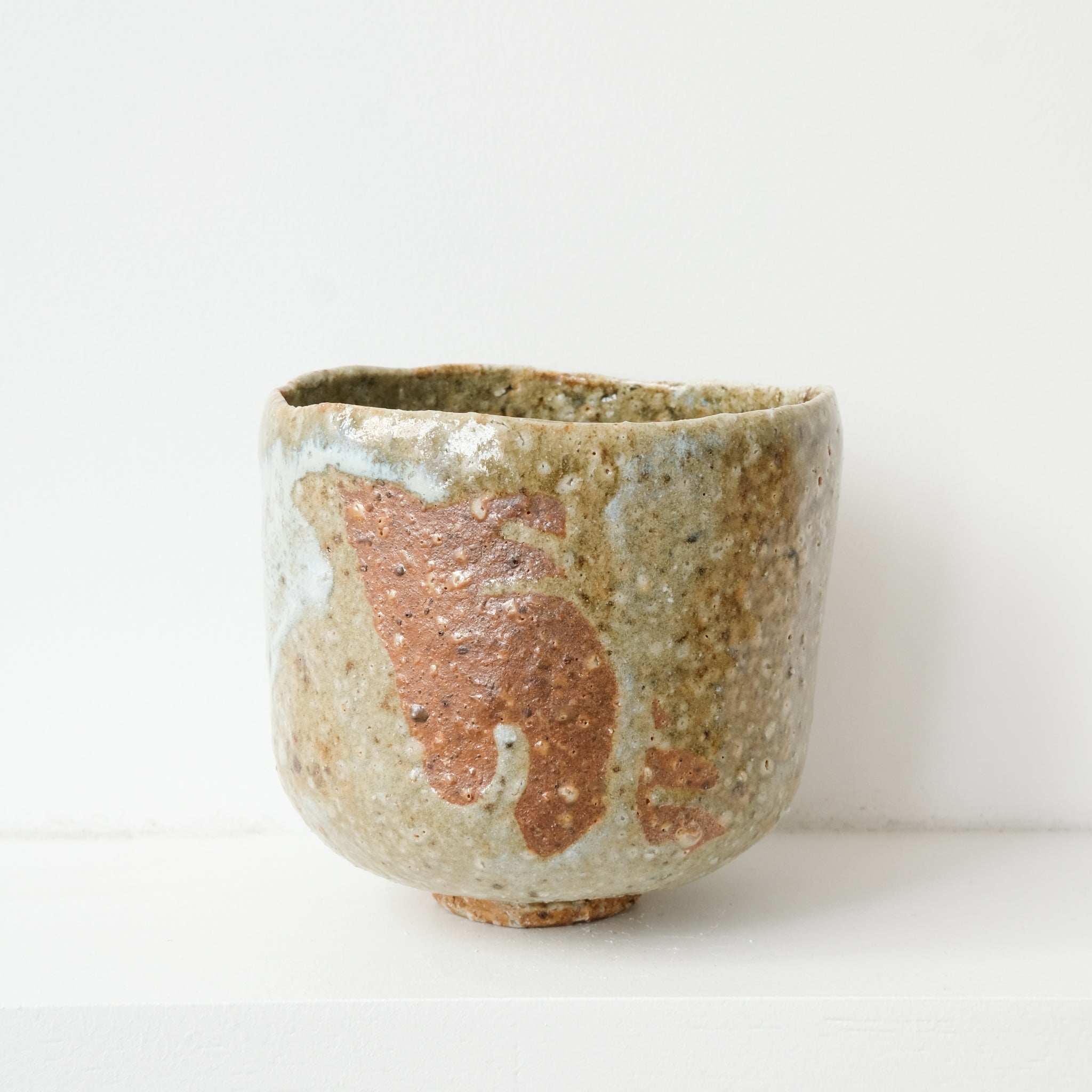 Bol à thé (Chawan) en argile sauvage 530ml - vert et marron de Simon Manoha chez Brutal Ceramics