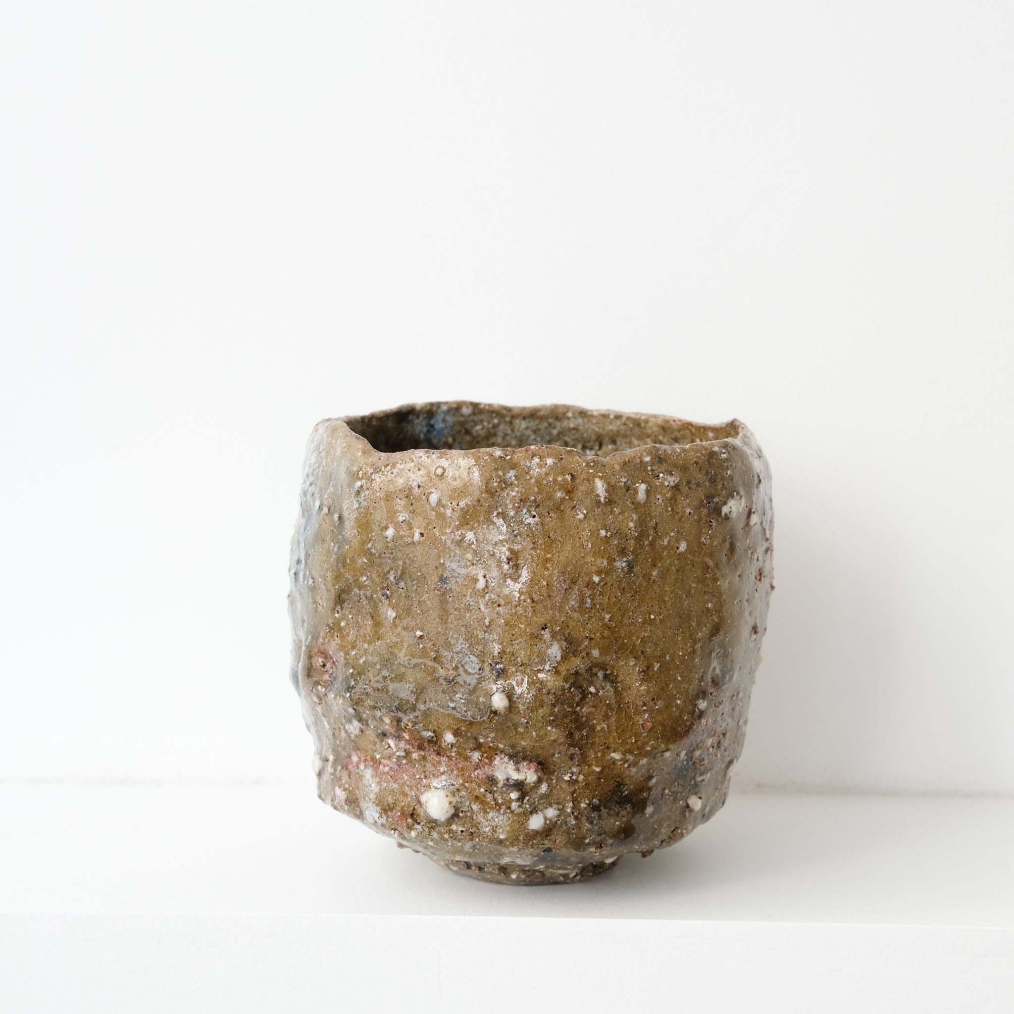 Bol à thé (Chawan) en argile sauvage 650ml - bleu et vert mat de Simon Manoha chez Brutal Ceramics