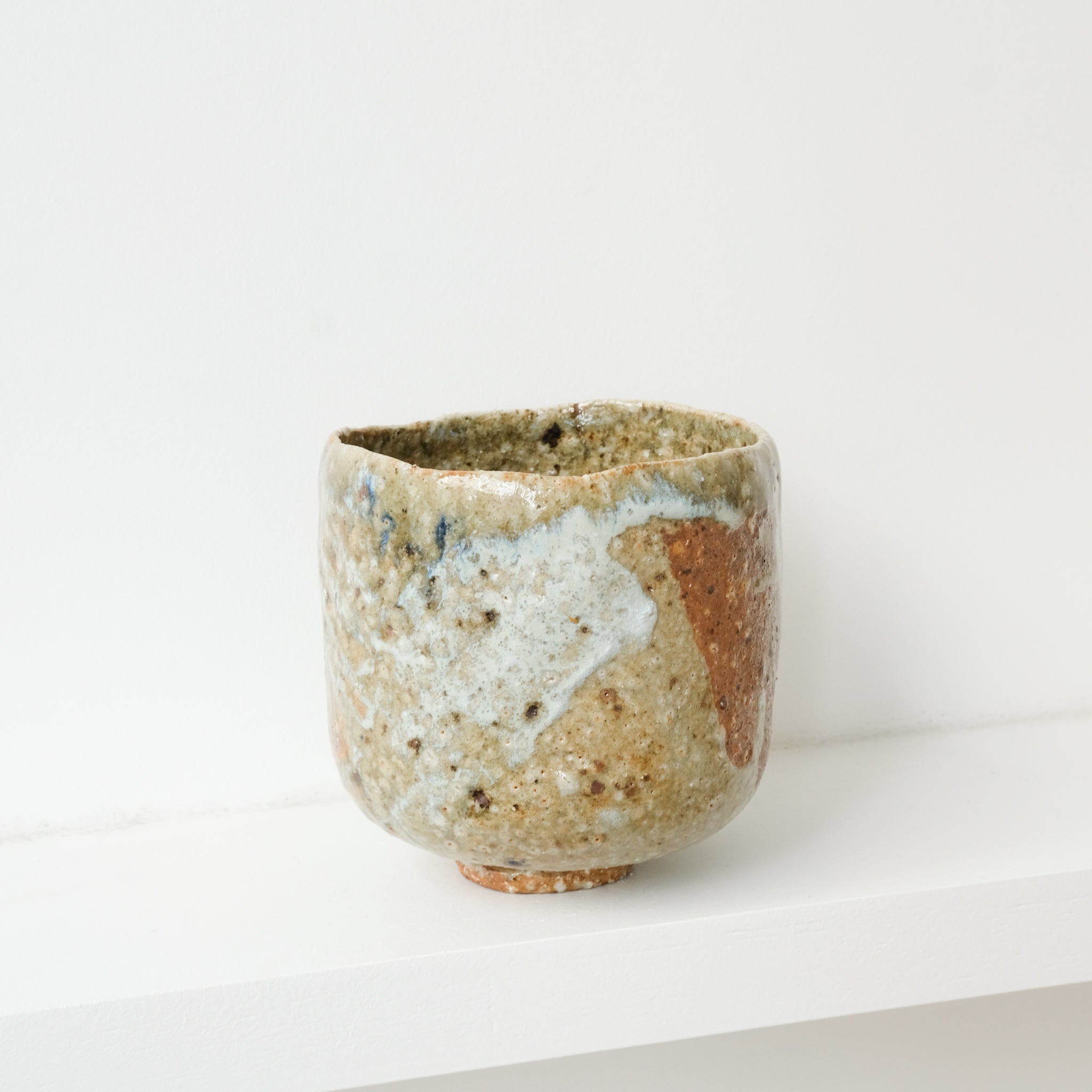 Bol à thé (Chawan) en argile sauvage 530ml - vert et marron de Simon Manoha chez Brutal Ceramics