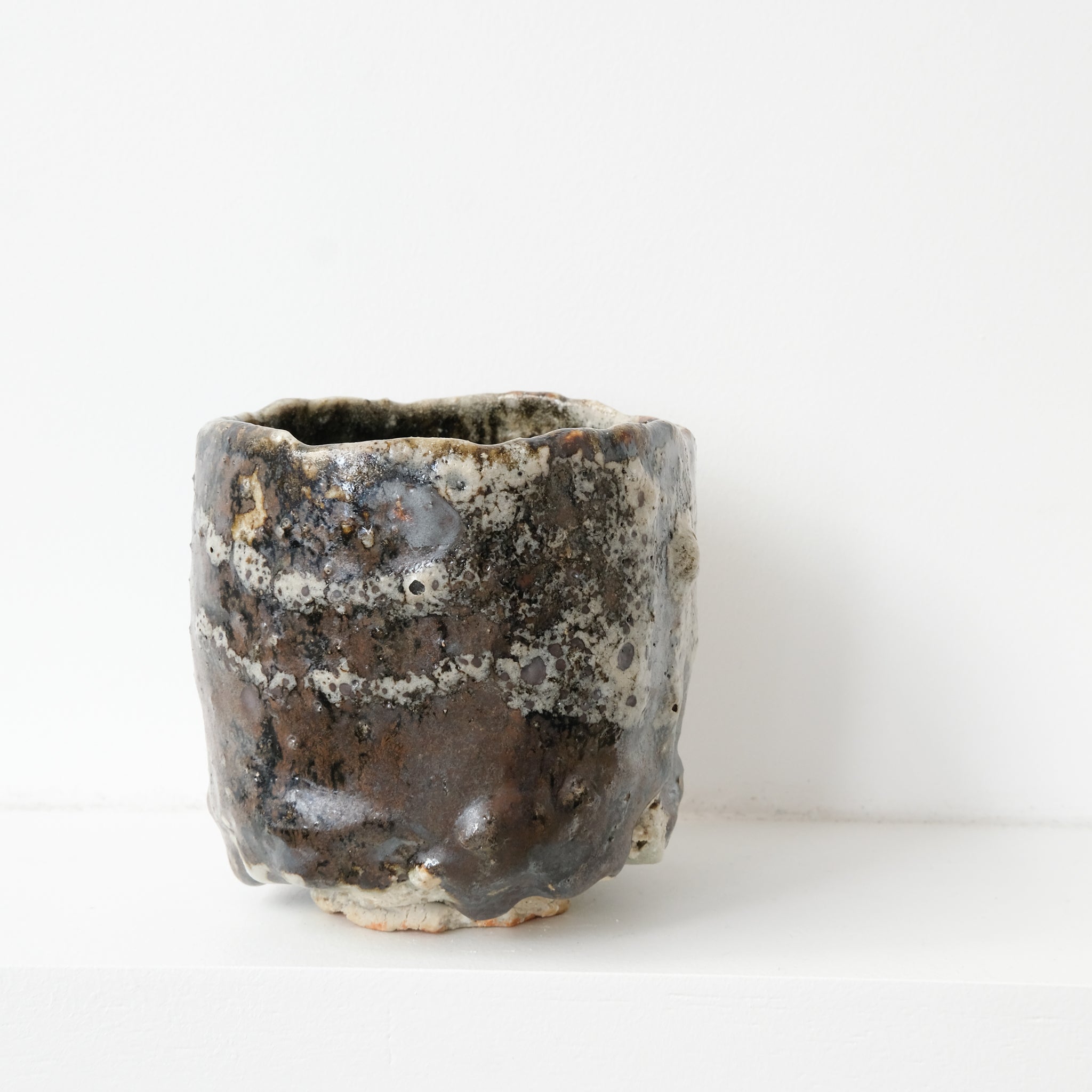 Bol à thé (Chawan) en argile sauvage 500ml - noir et blanc de Simon Manoha chez Brutal Ceramics