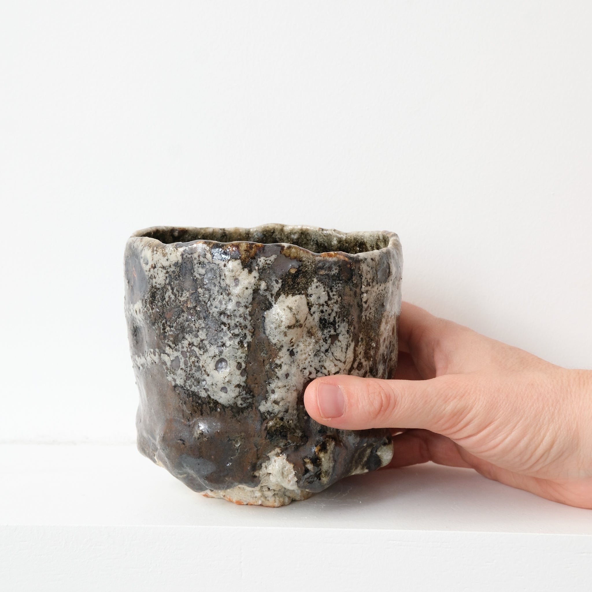 Bol à thé (Chawan) en argile sauvage 500ml - noir et blanc de Simon Manoha chez Brutal Ceramics
