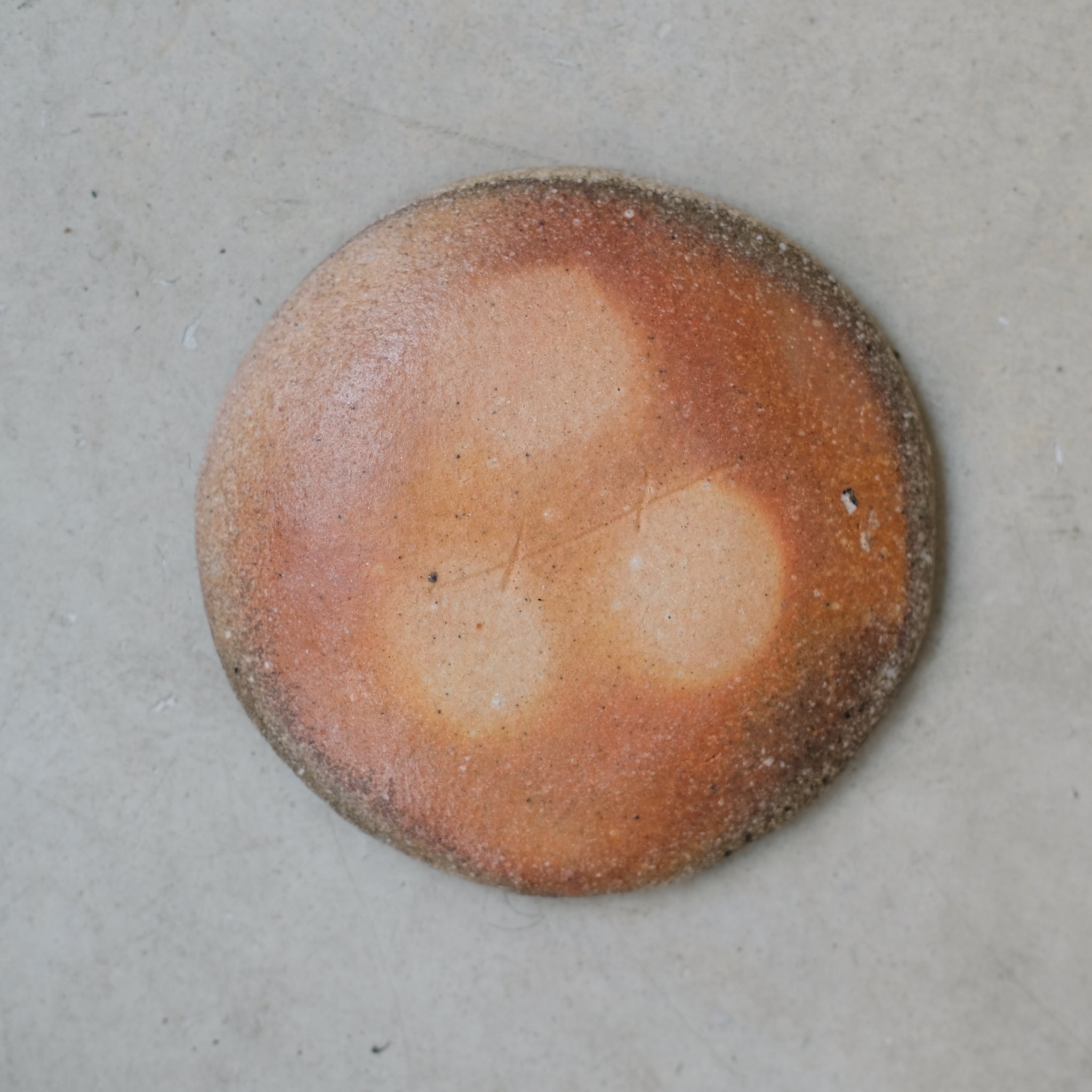 Assiette en grès Yakishime D 12cm - 03 de Yoji Yamada chez Brutal Ceramics