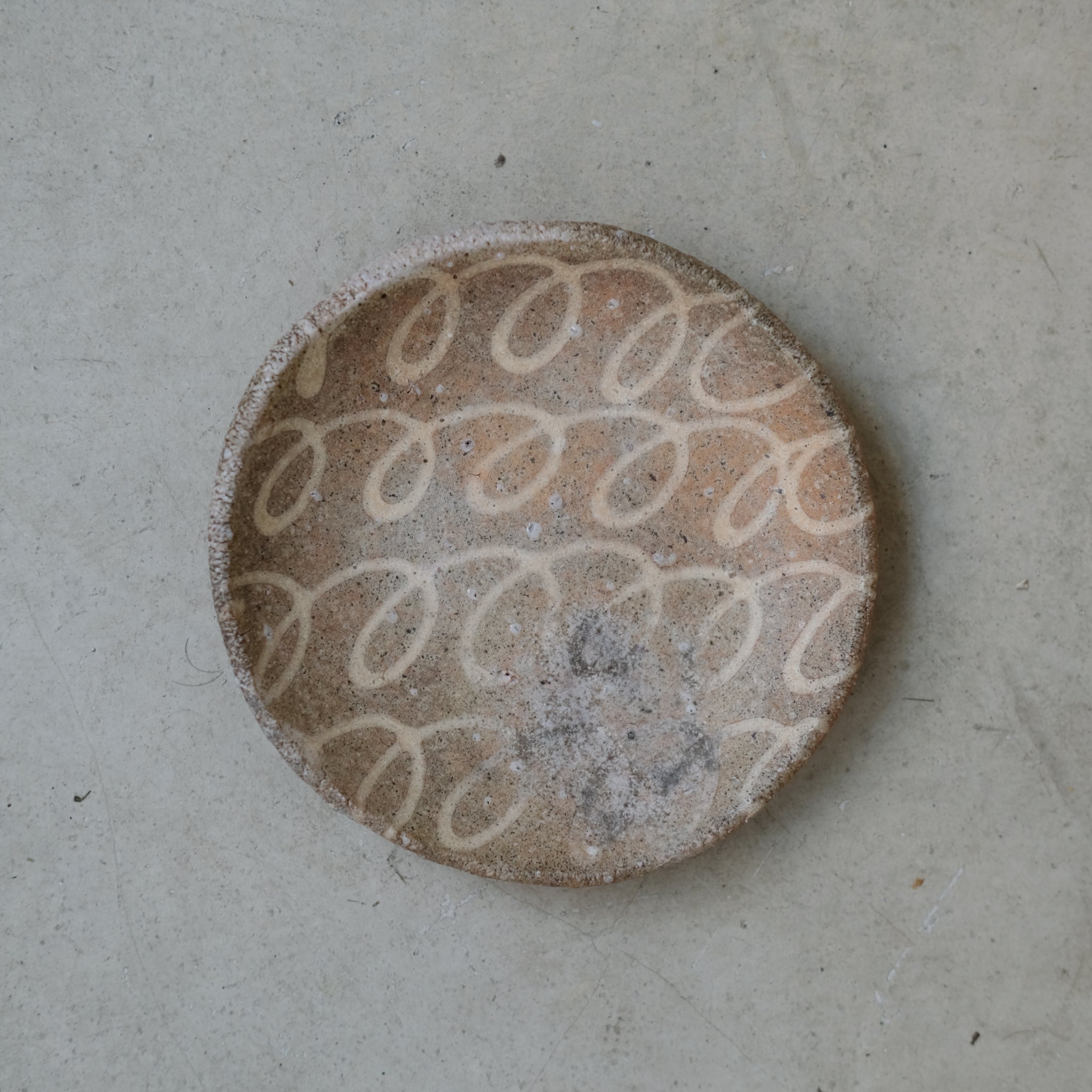 Assiette en grès Yakishime D 12cm - 02 du Yoji Yamada chez Brutal Ceramics