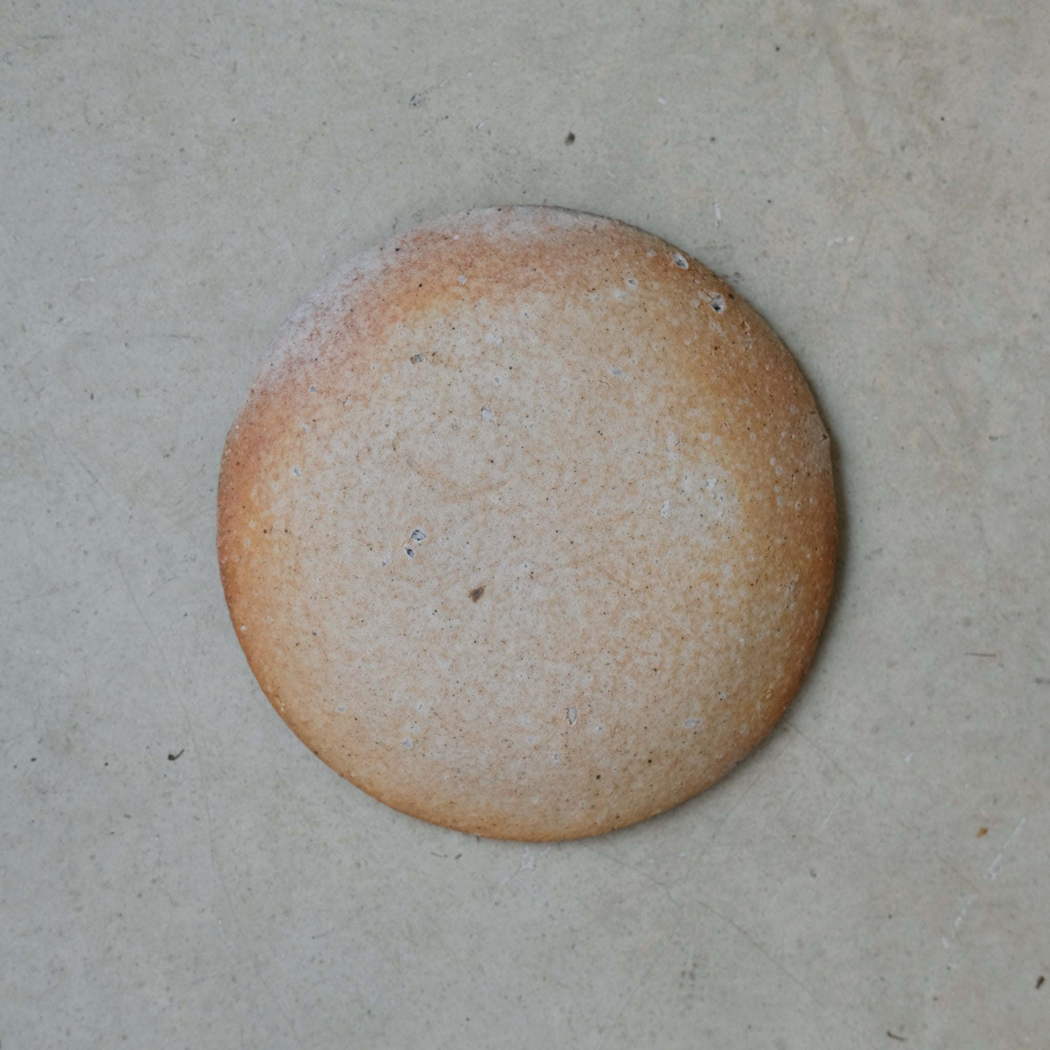 Assiette en grès Yakishime D 12cm - 02 du Yoji Yamada chez Brutal Ceramics