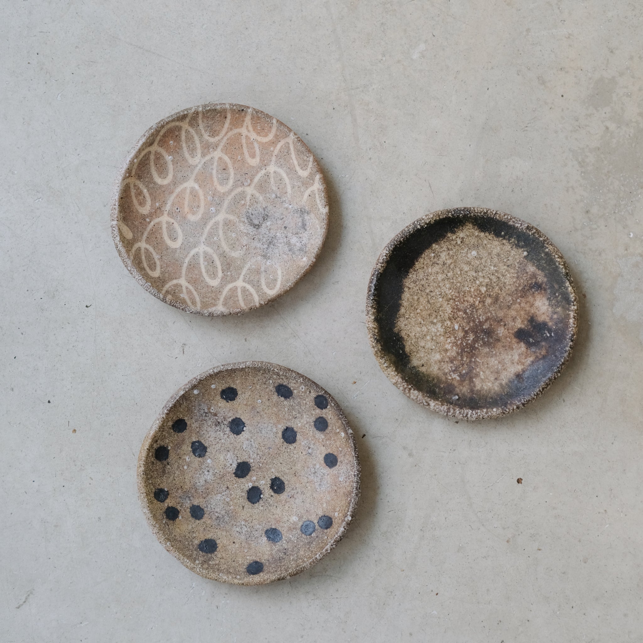 Assiette en grès Yakishime D 12cm - 02 du Yoji Yamada chez Brutal Ceramics