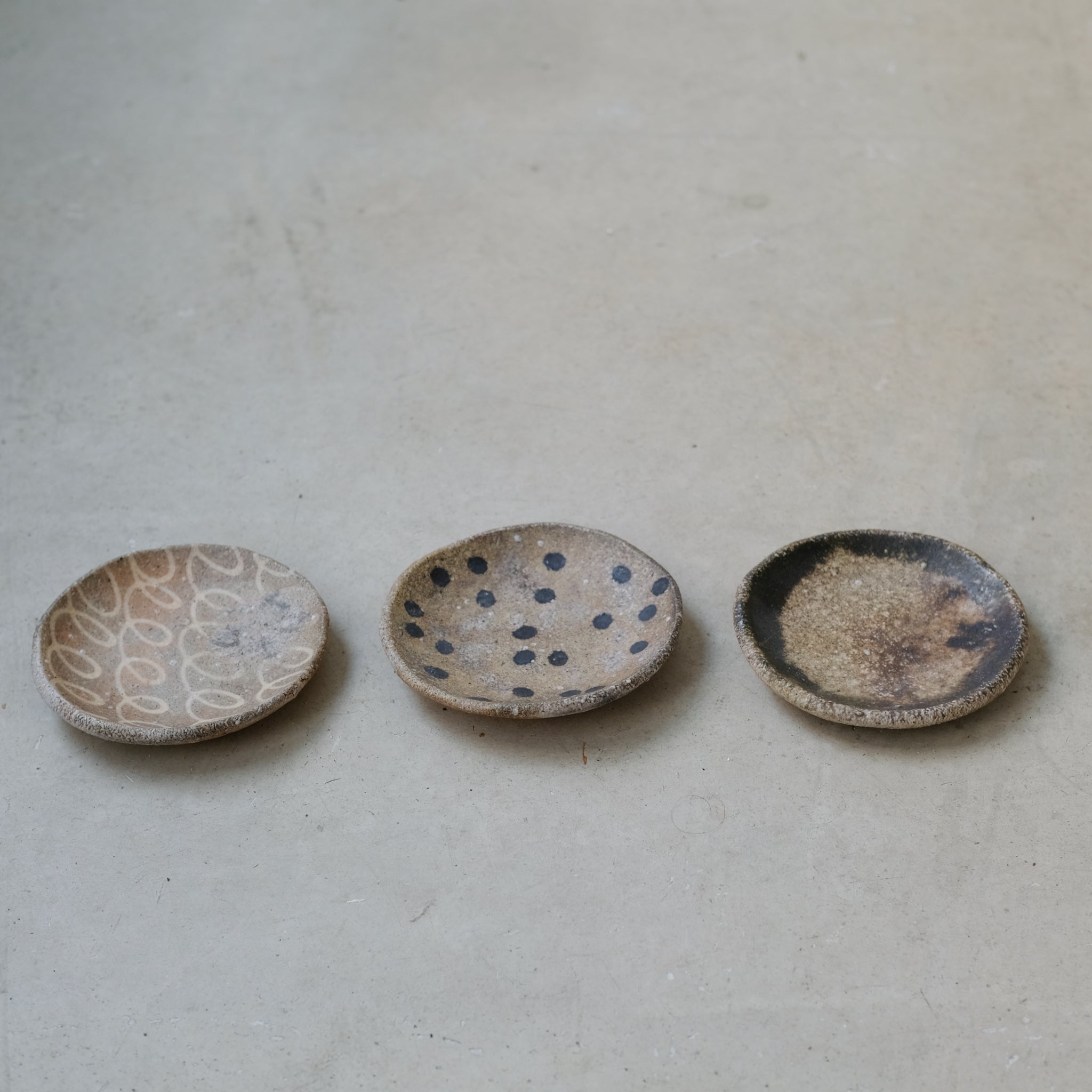 Assiette en grès Yakishime D 12cm - 03 de Yoji Yamada chez Brutal Ceramics