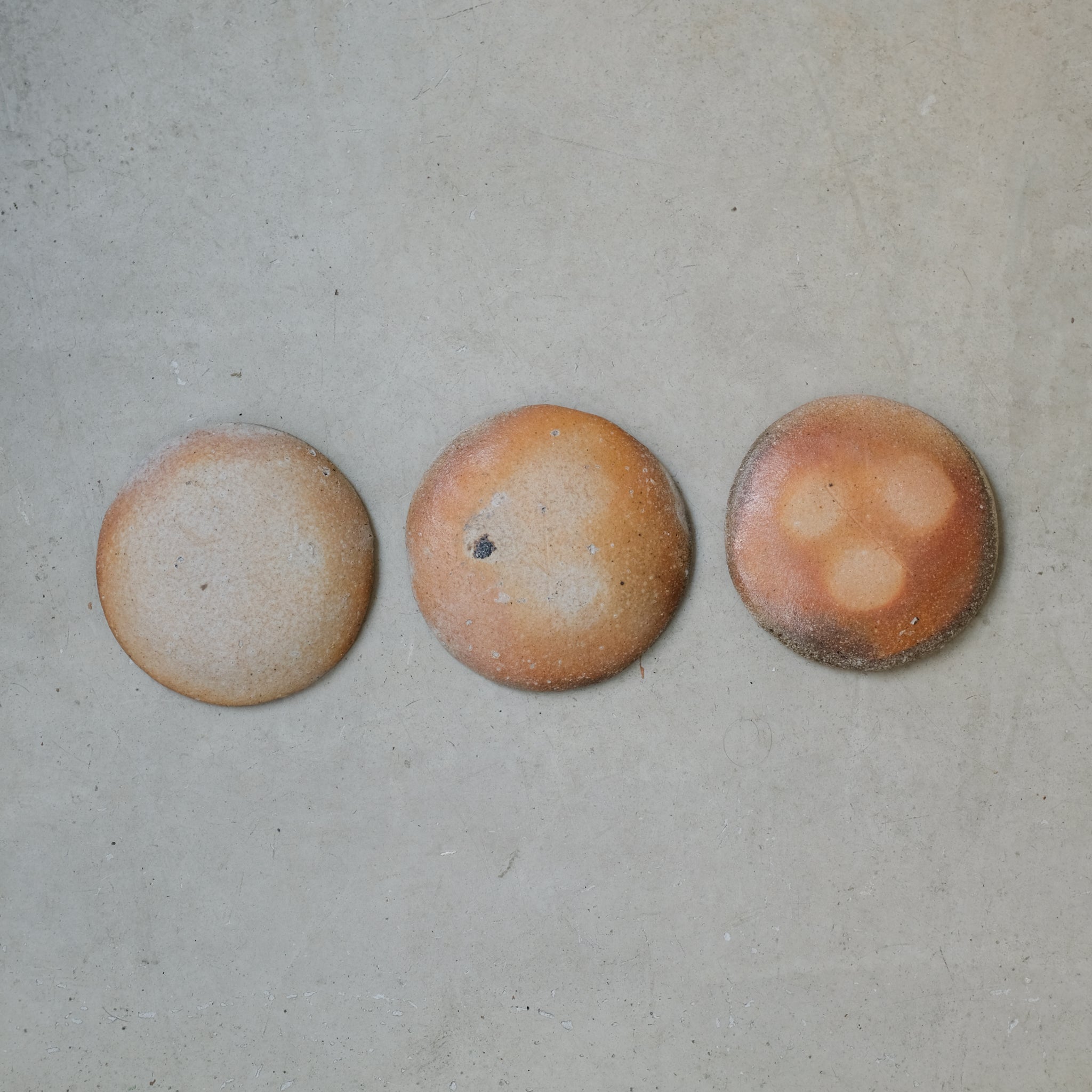 Assiette en grès Yakishime D 12cm - 02 du Yoji Yamada chez Brutal Ceramics