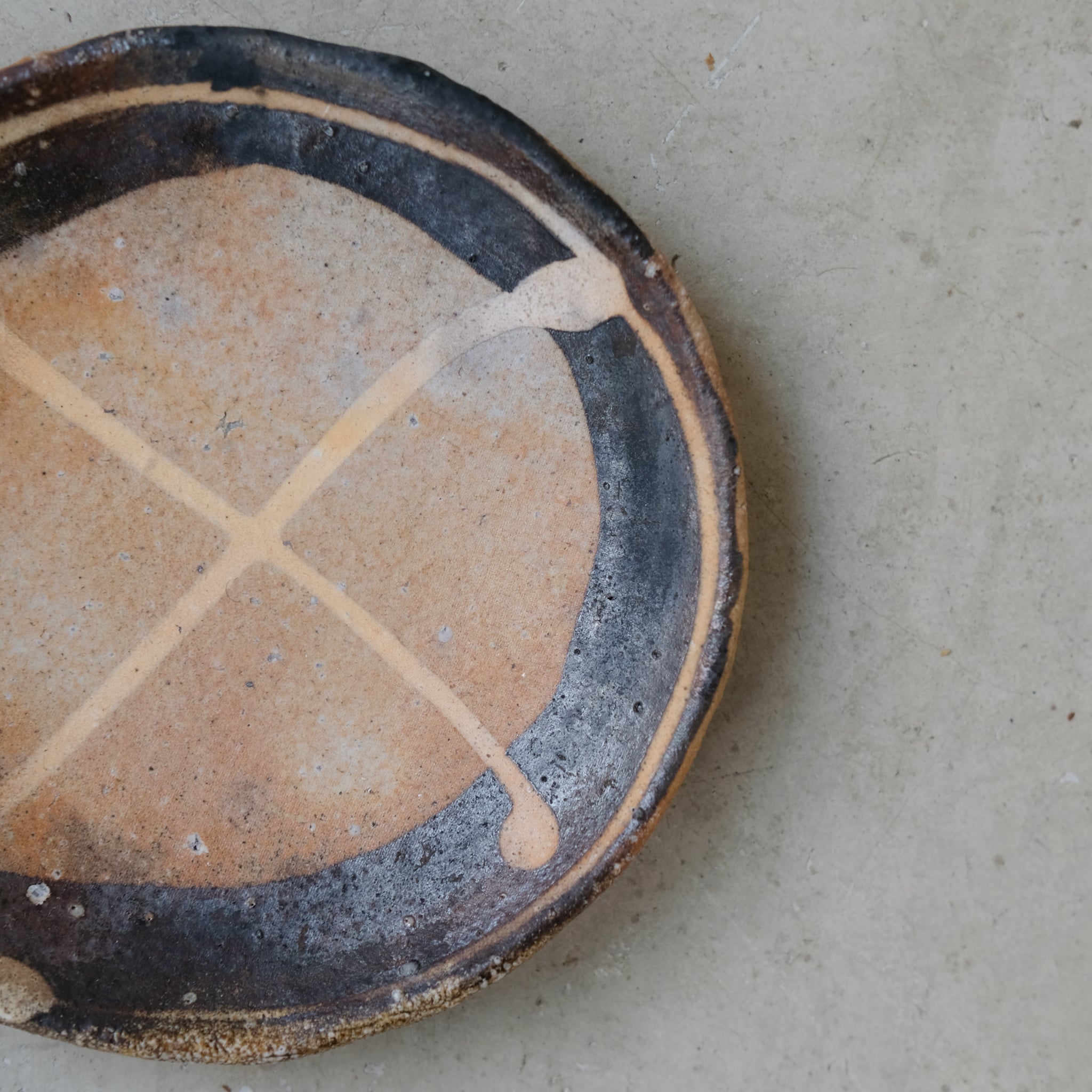 Assiette en grès Yakishime D 16cm - 02 de Yoji Yamada chez Brutal Ceramics