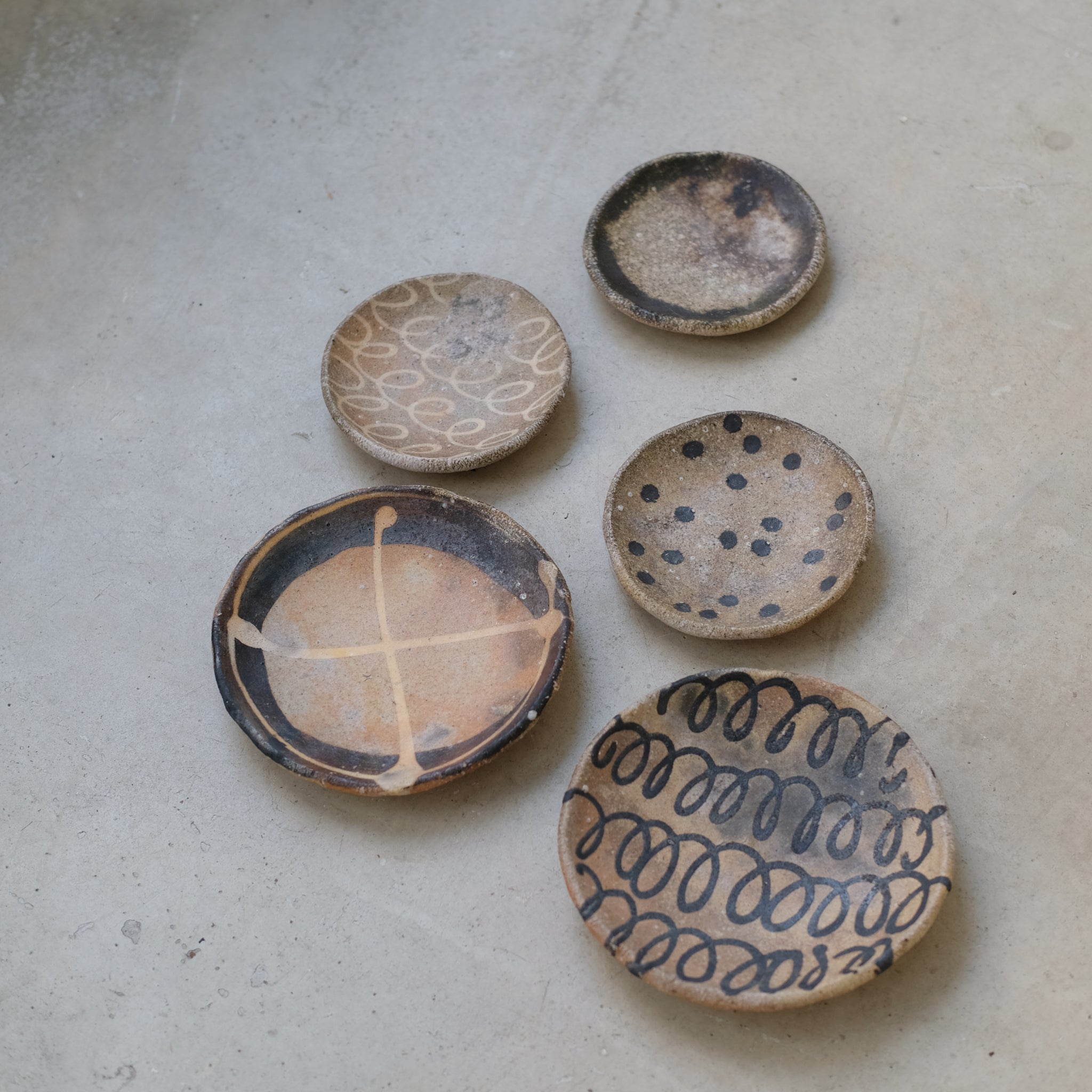 Assiette en grès Yakishime D 12cm - 01 du Yoji Yamada chez Brutal Ceramics