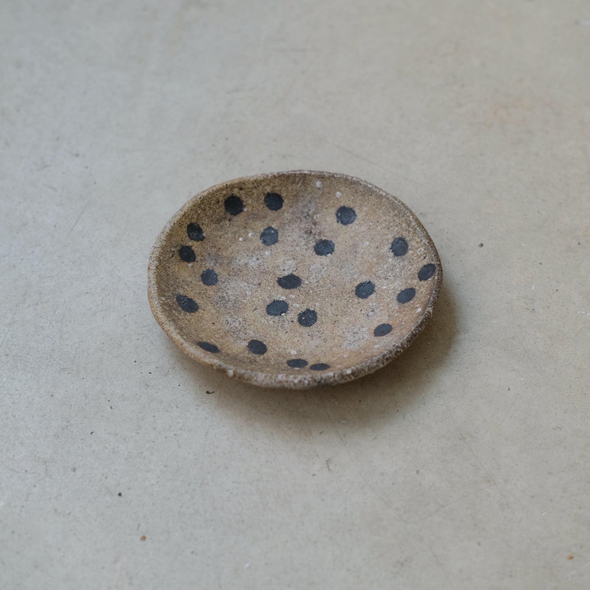 Assiette en grès Yakishime D 12cm - 01 du Yoji Yamada chez Brutal Ceramics