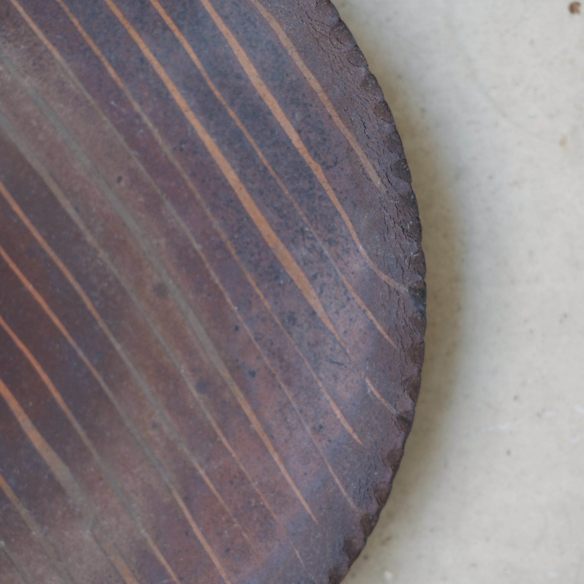 Assiette en grès Yakishime D 25cm de Yoji Yamada chez Brutal Ceramics