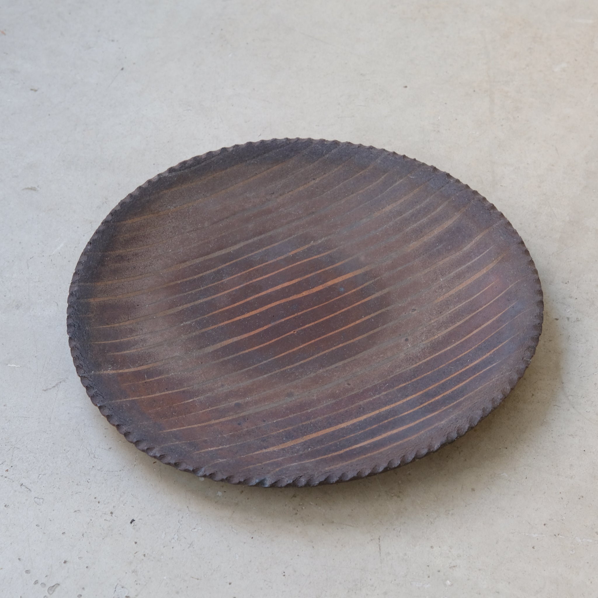 Assiette en grès Yakishime D 25cm de Yoji Yamada chez Brutal CeramicsAssiette en grès Yakishime D 25cm de Yoji Yamada chez Brutal Ceramics