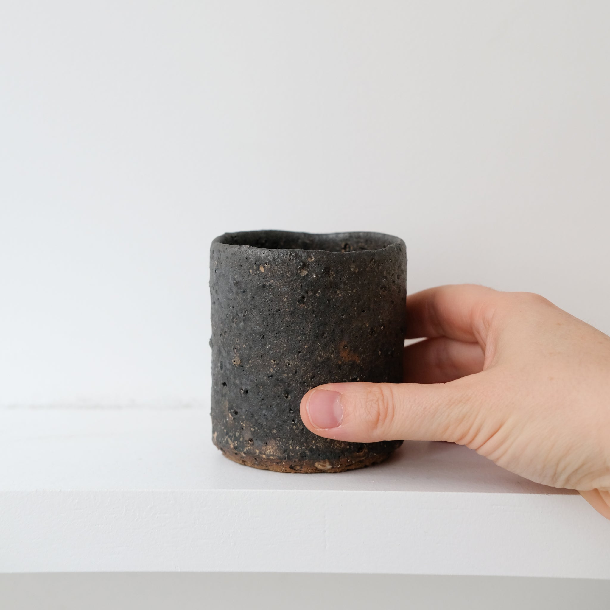 Tasse en terre d'Aizenay 200ml / Noir chaud mat de Benoit Audureau chez Brutal Ceramics